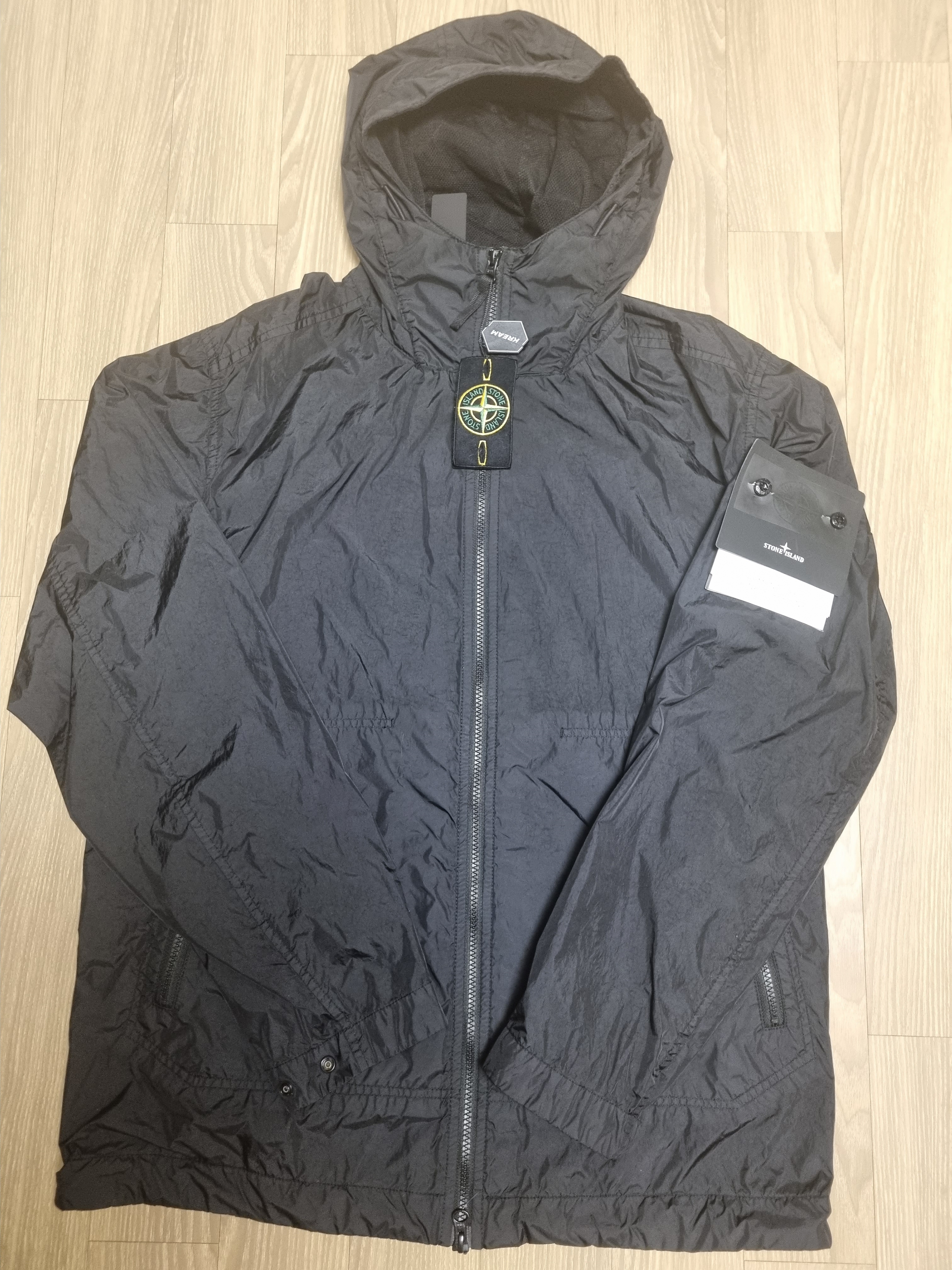 Stone Island 40522 Crinkle Reps Nylon Garment Dyed Hooded Jacket Black - 23SS 착용 스타일