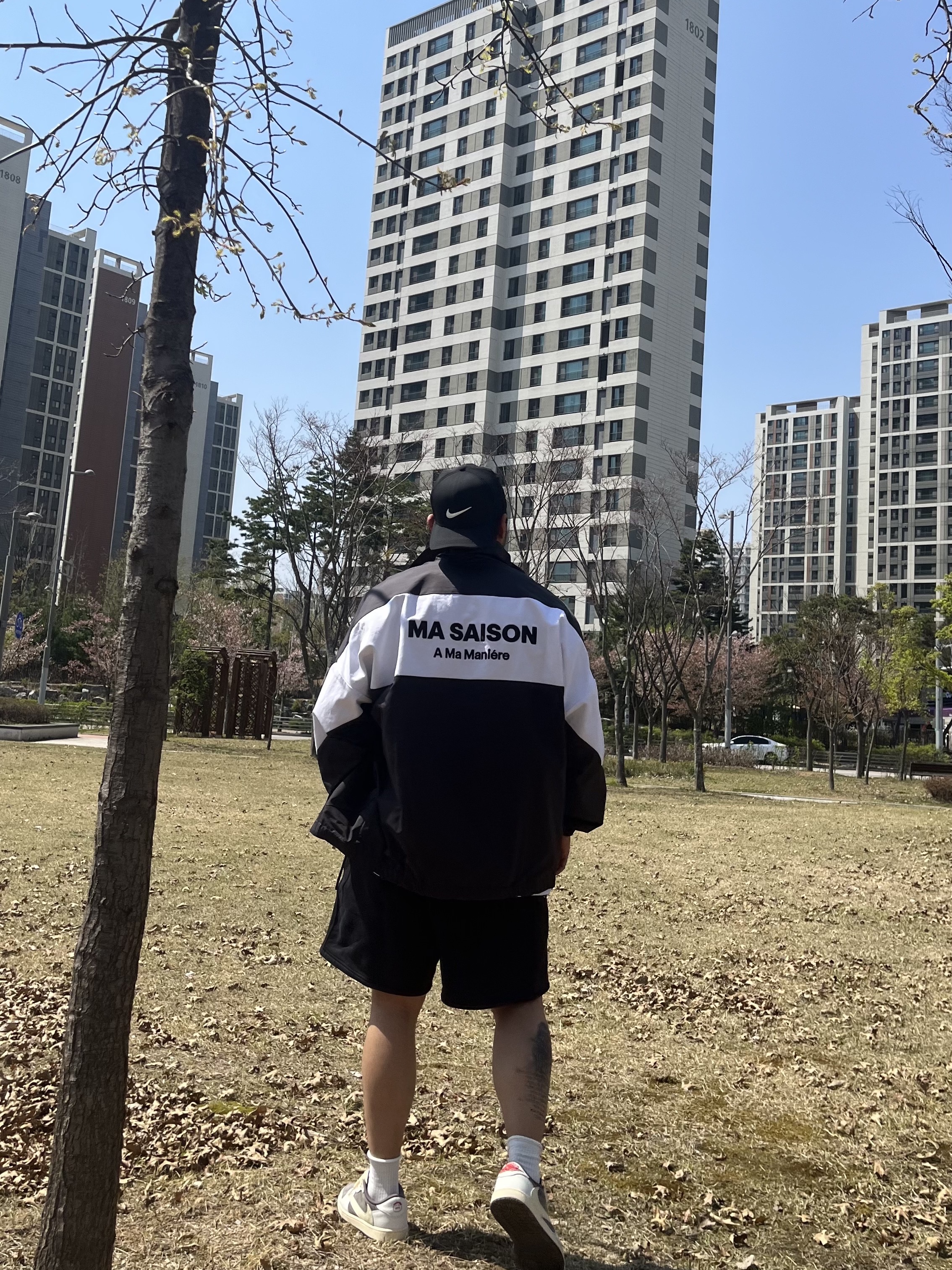 Jordan 1 x Travis Scott Retro Low OG SP Sail and Ridgerock, Nike NRG Solo Swoosh Fleece Shorts Black - Asia 착용 스타일 - 1