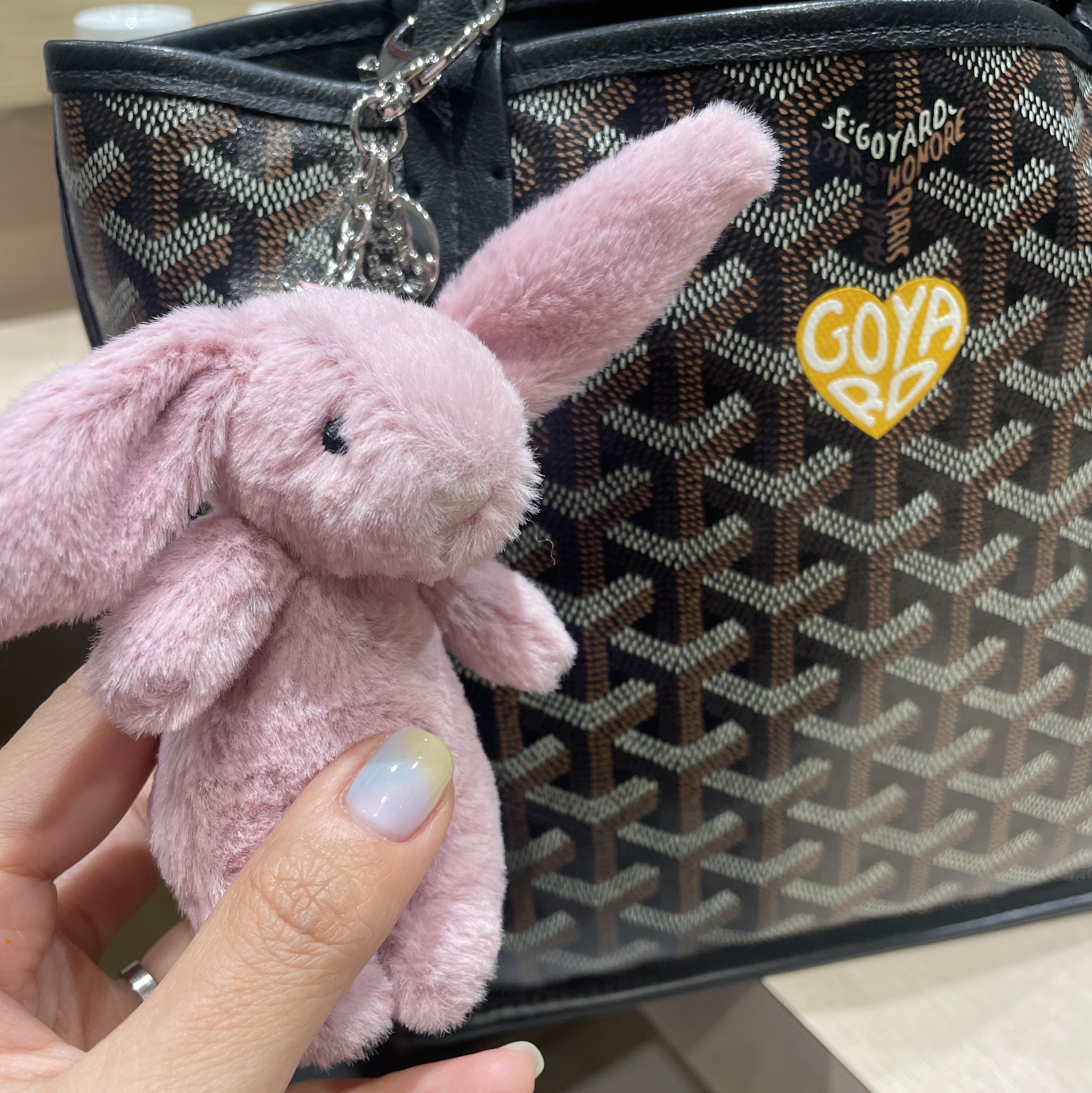 Jellycat Bashful Bunny Bag Charm Tulip 착용 스타일