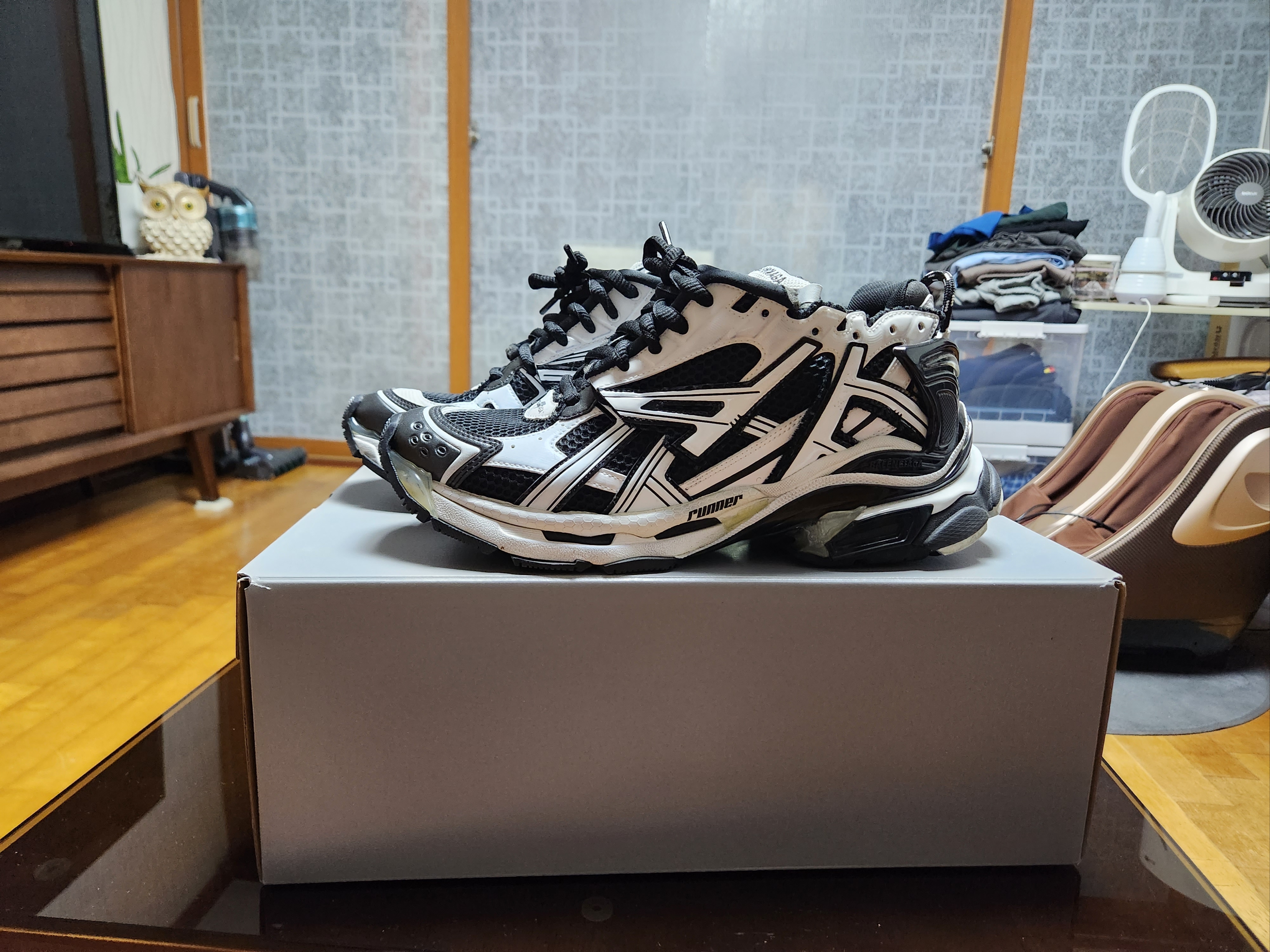 Balenciaga Runner Sneakers Black White 착용 스타일
