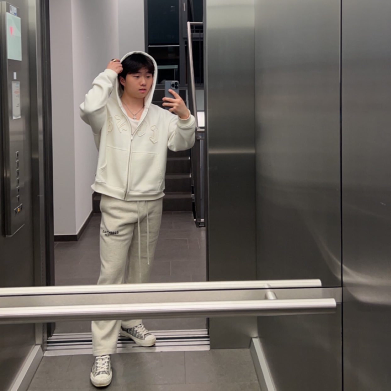Essentials The Core Collection Relaxed Sweatpants Light Oatmeal, Dior B23 Low Dior Oblique White & Black 착용 스타일 - 1