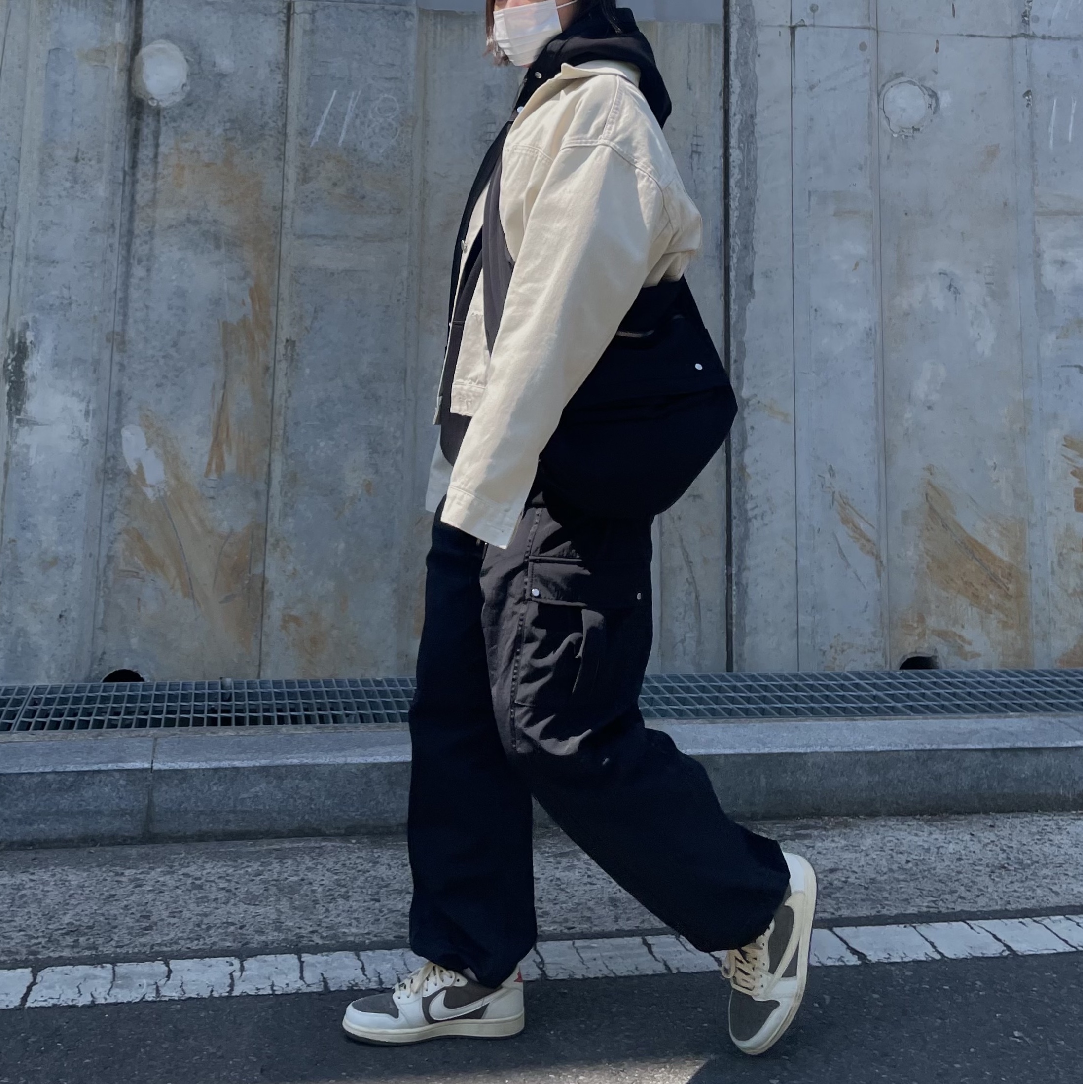 Jordan 1 x Travis Scott Retro Low OG SP Sail and Ridgerock 착용 스타일