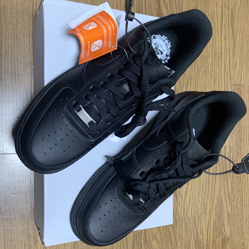 Nike Air Force 1 '07 Low Triple Black 착용 스타일