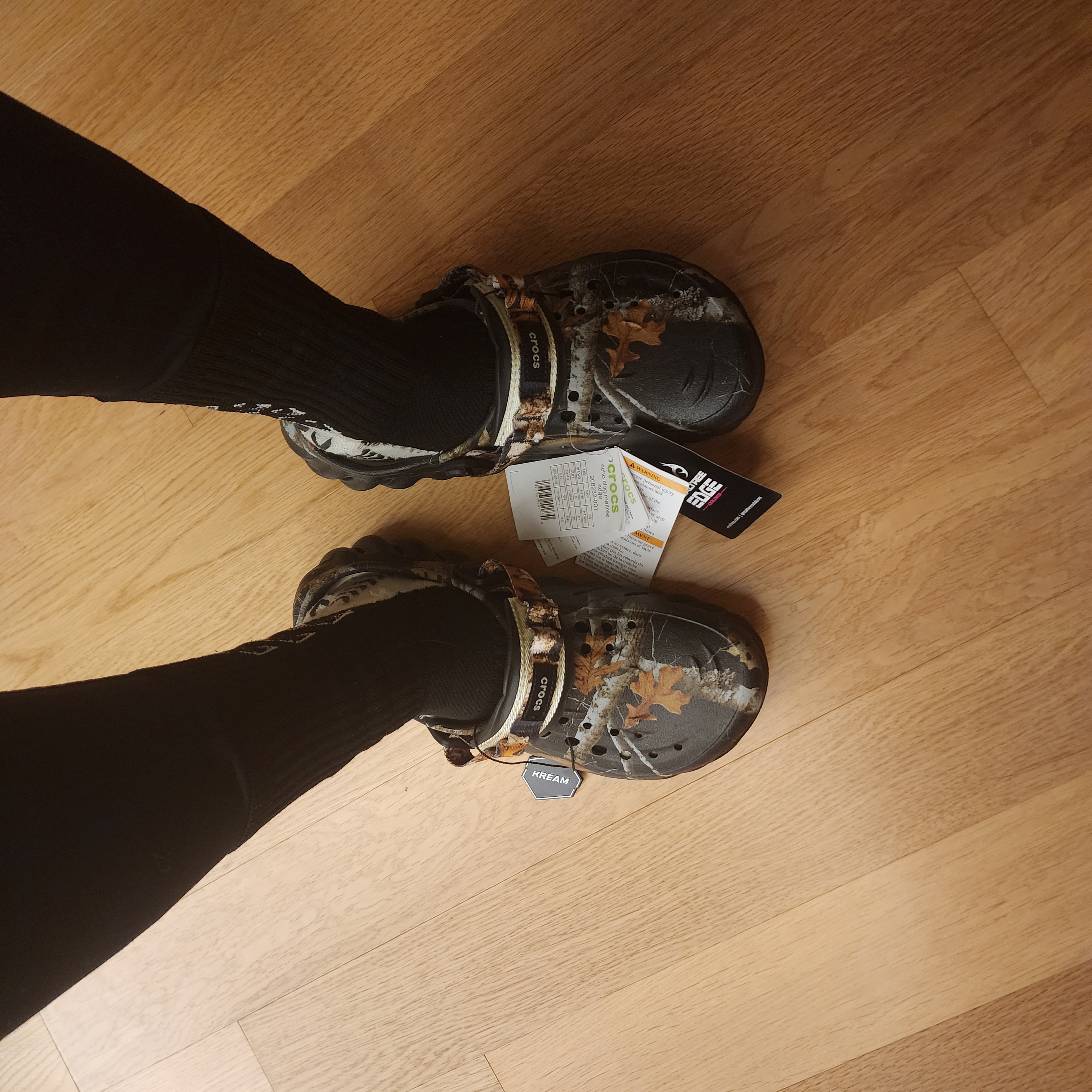 Crocs Echo Clog Real Tree Black 착용 스타일