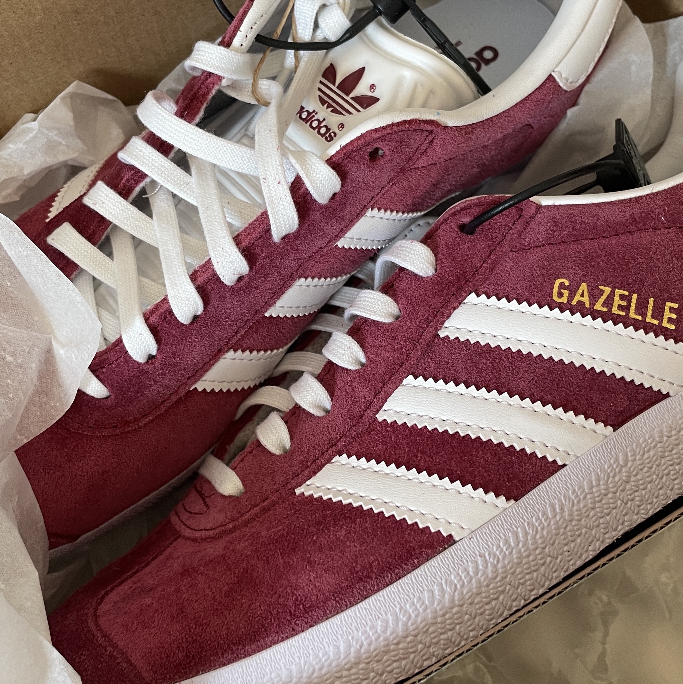 Adidas Gazelle Collegiate Burgundy 착용 스타일