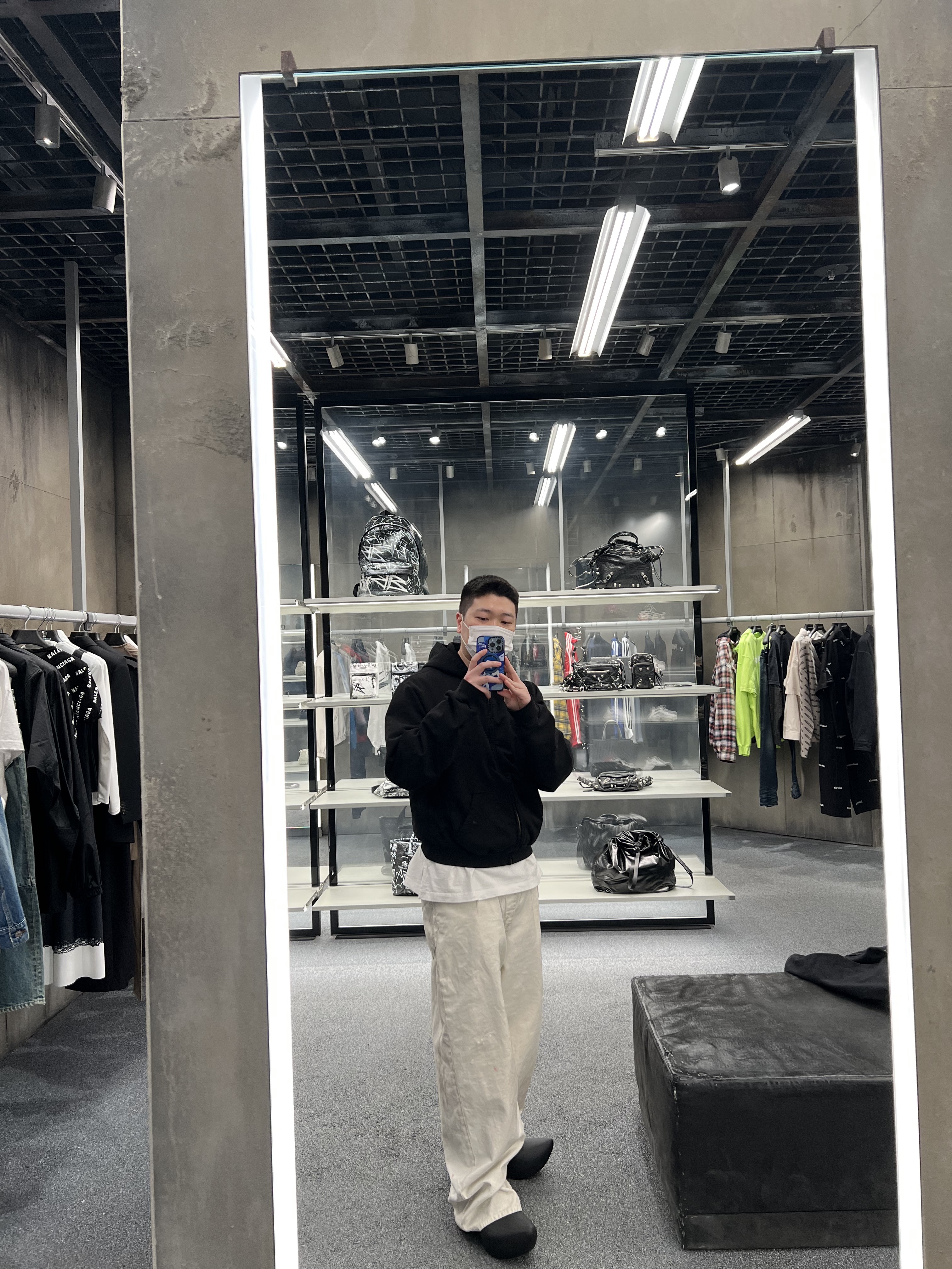 Balenciaga Large Baggy Jeans Cream 착용 스타일 - 1
