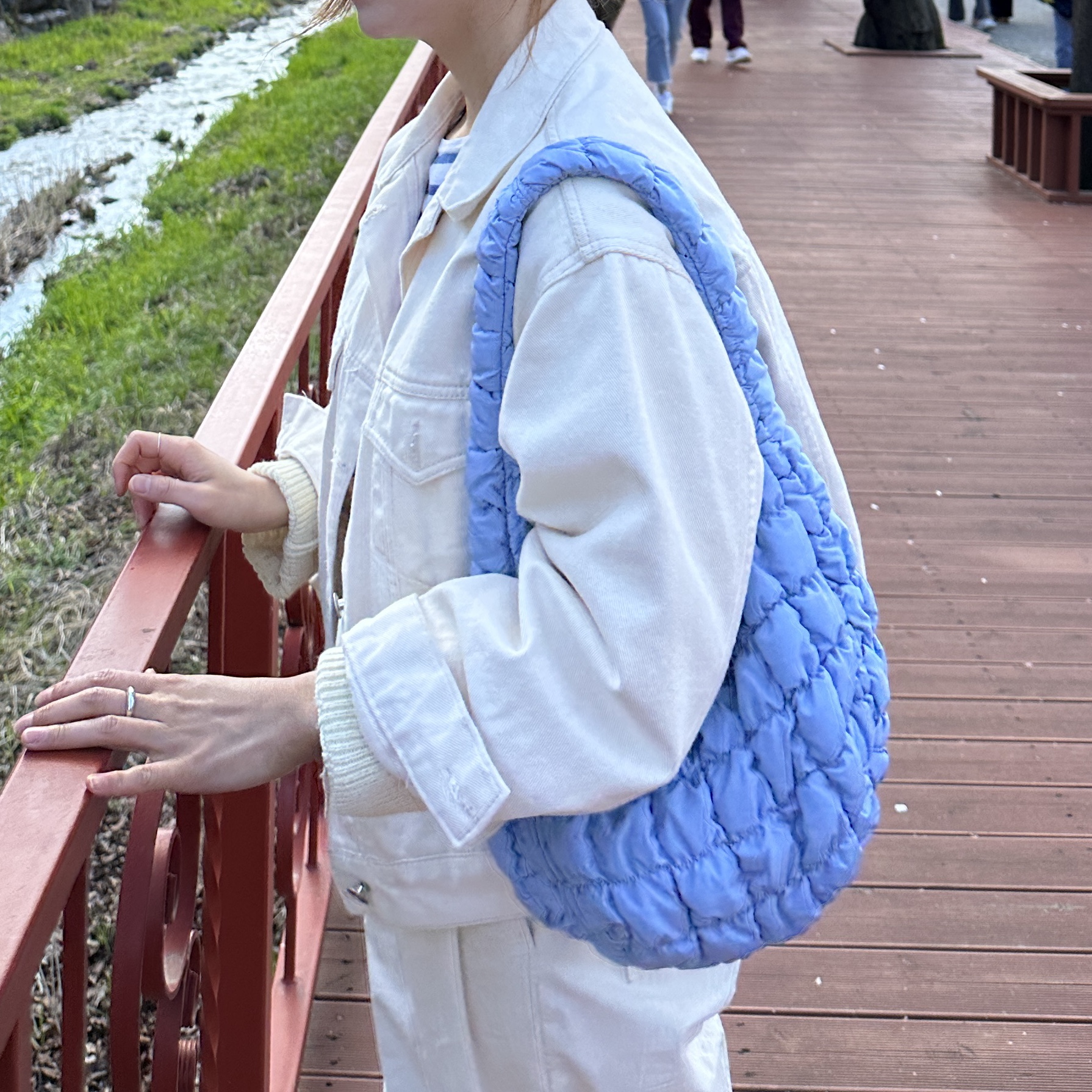 COS Quilted Mini Bag Light Blue 착용 스타일 - 3