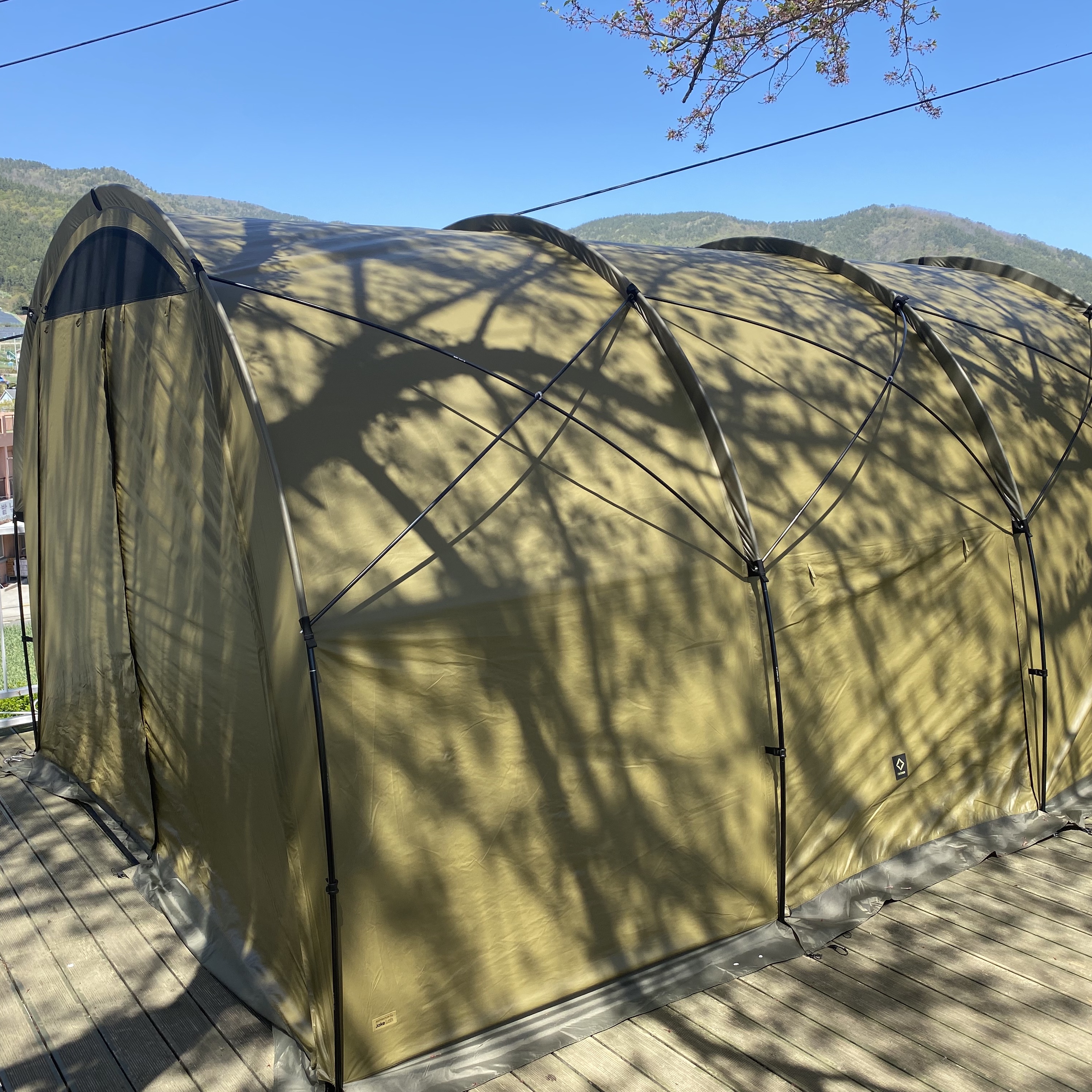 Helinox Tactical Field Tunnel 4.35 Coyote Tan 착용 스타일