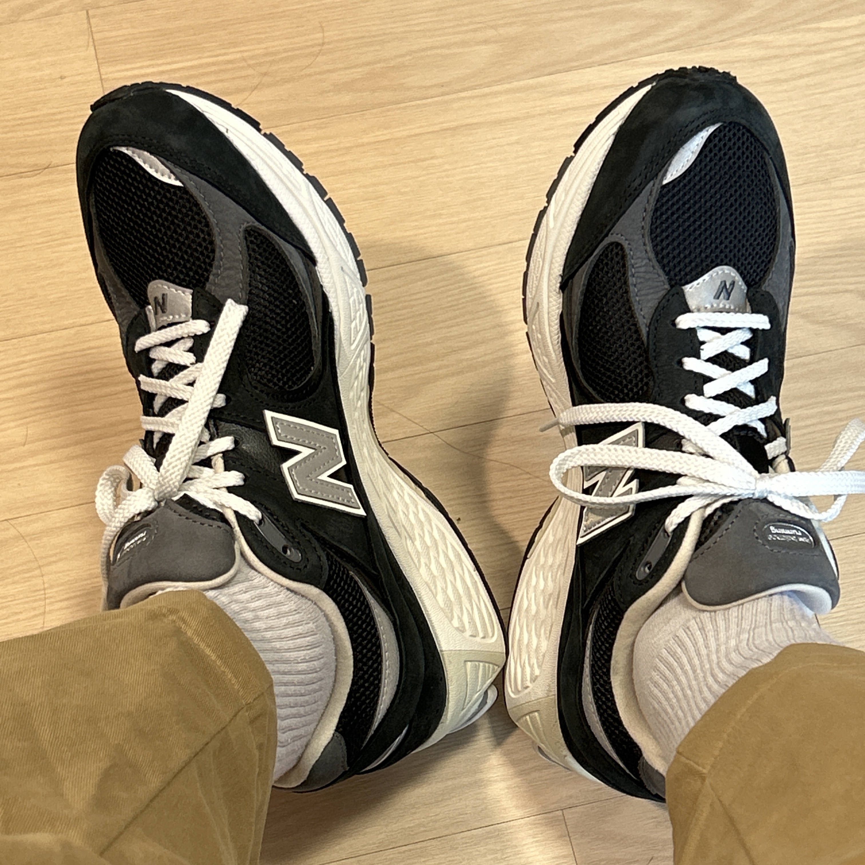 New Balance 2002R Premium Vintage Black 착용 스타일