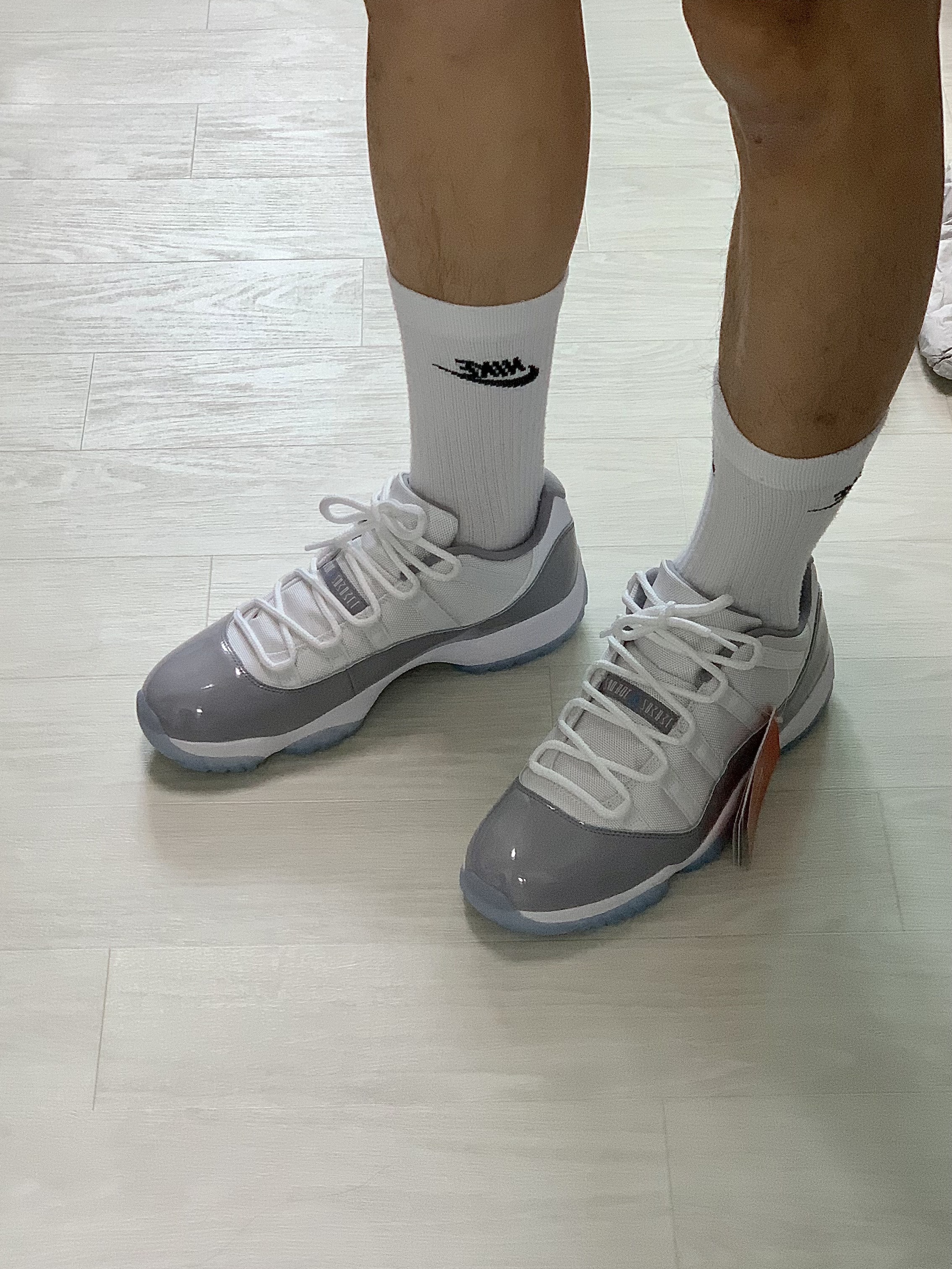 Jordan 11 Retro Low Cement Grey 착용 스타일 - 1