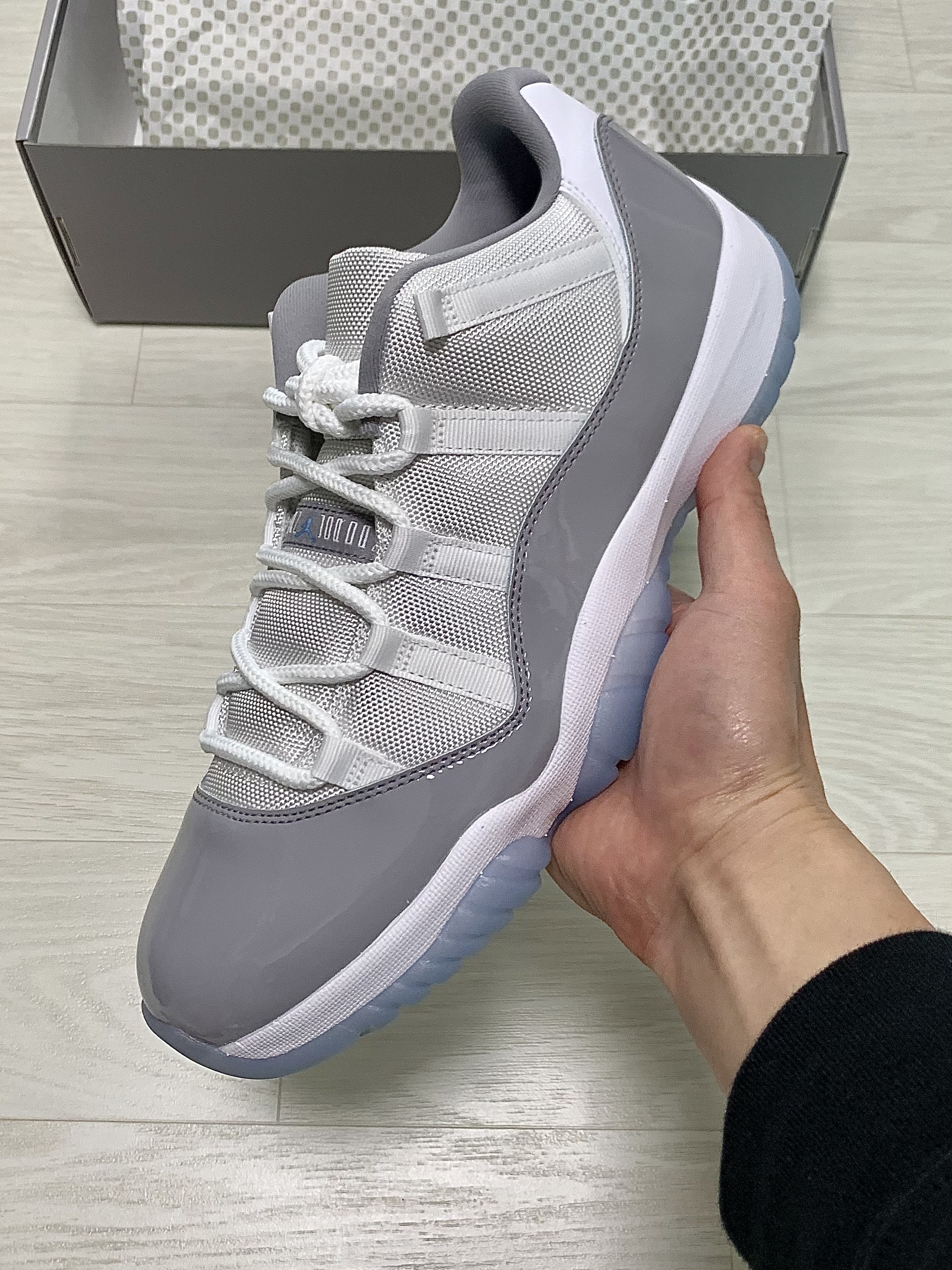 Jordan 11 Retro Low Cement Grey 착용 스타일 - 2