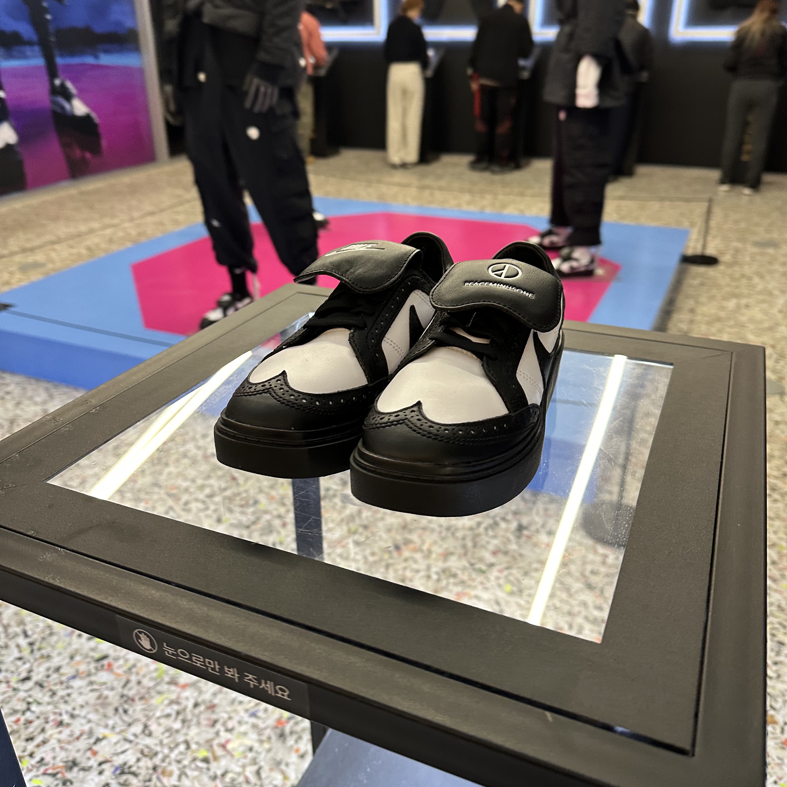 Nike x Peaceminusone Kwondo1 Black and White 착용 스타일 - 1