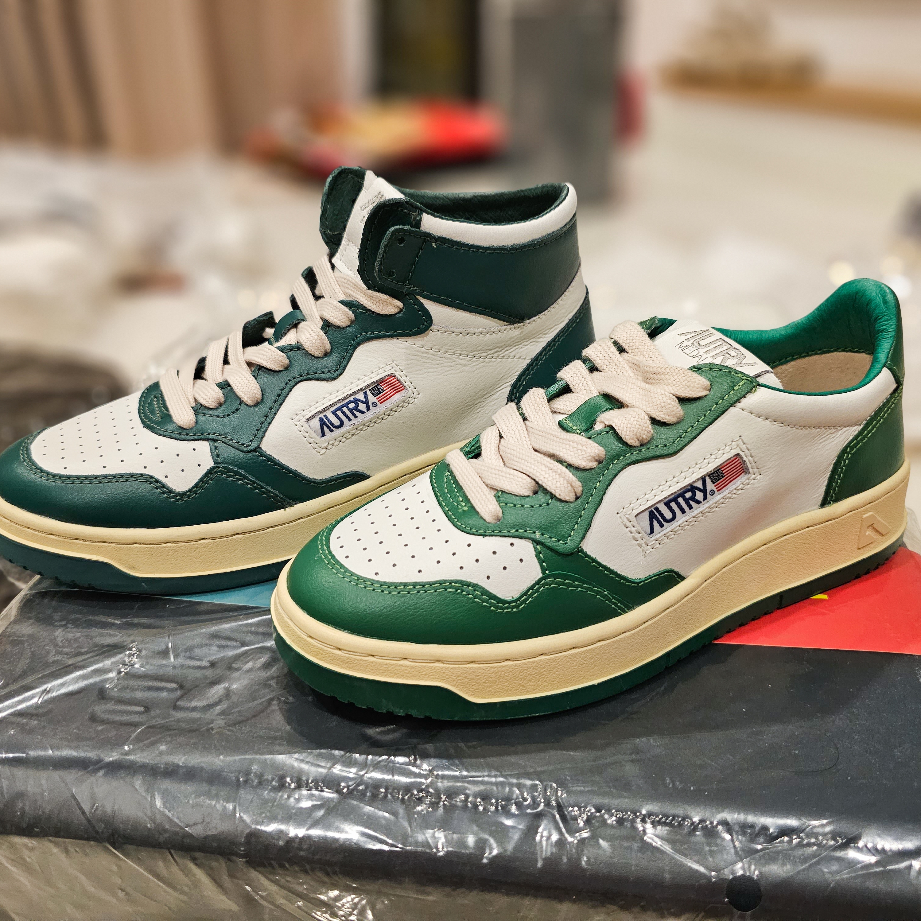 Autry Medalist Low Leather Sneakers Green White 착용 스타일
