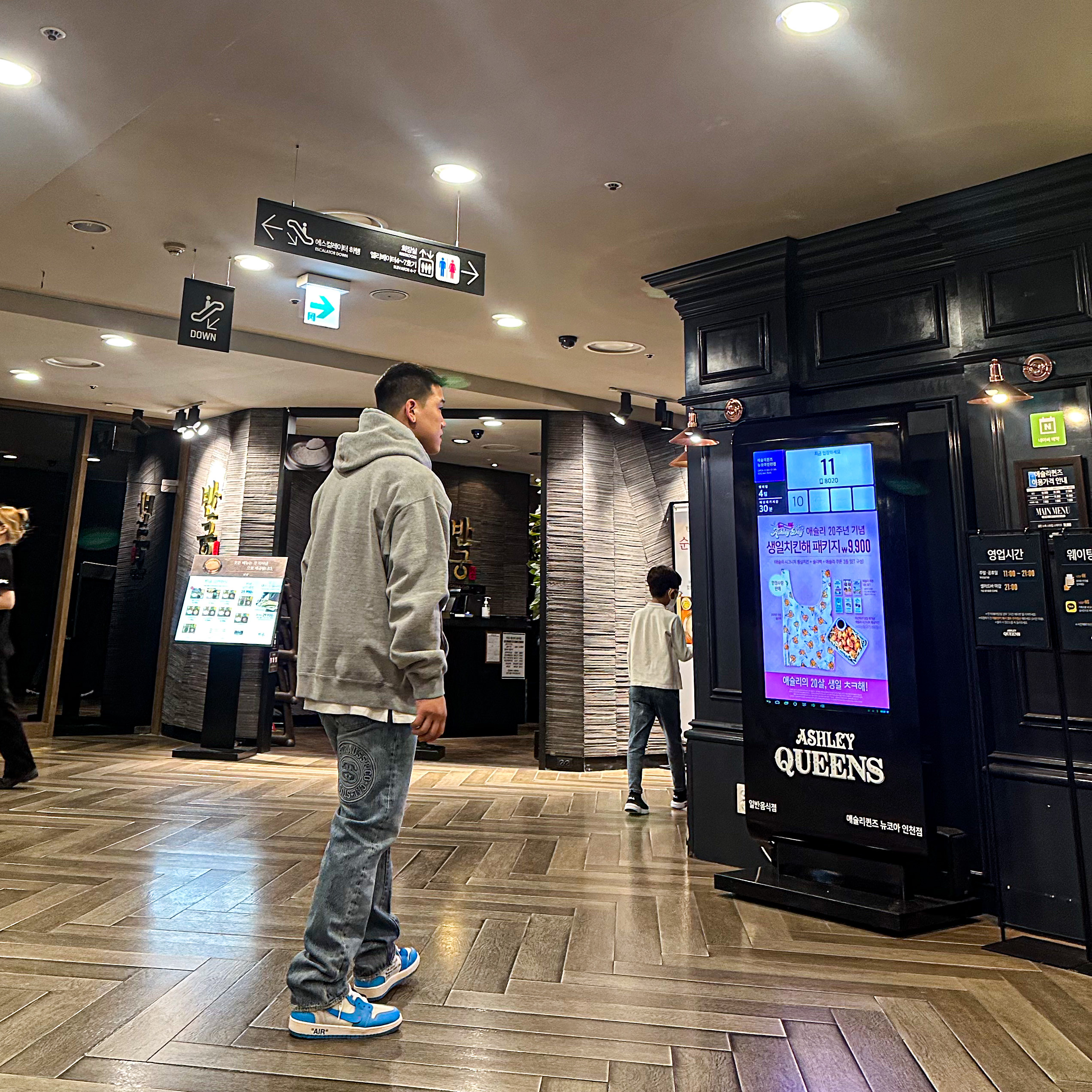 Nike x Stussy NRG RA Pullover Hoodie Dark Grey Heather (DJ9488-063), Stussy x Levi's Embossed 501 Jean Indigo 착용 스타일 - 2