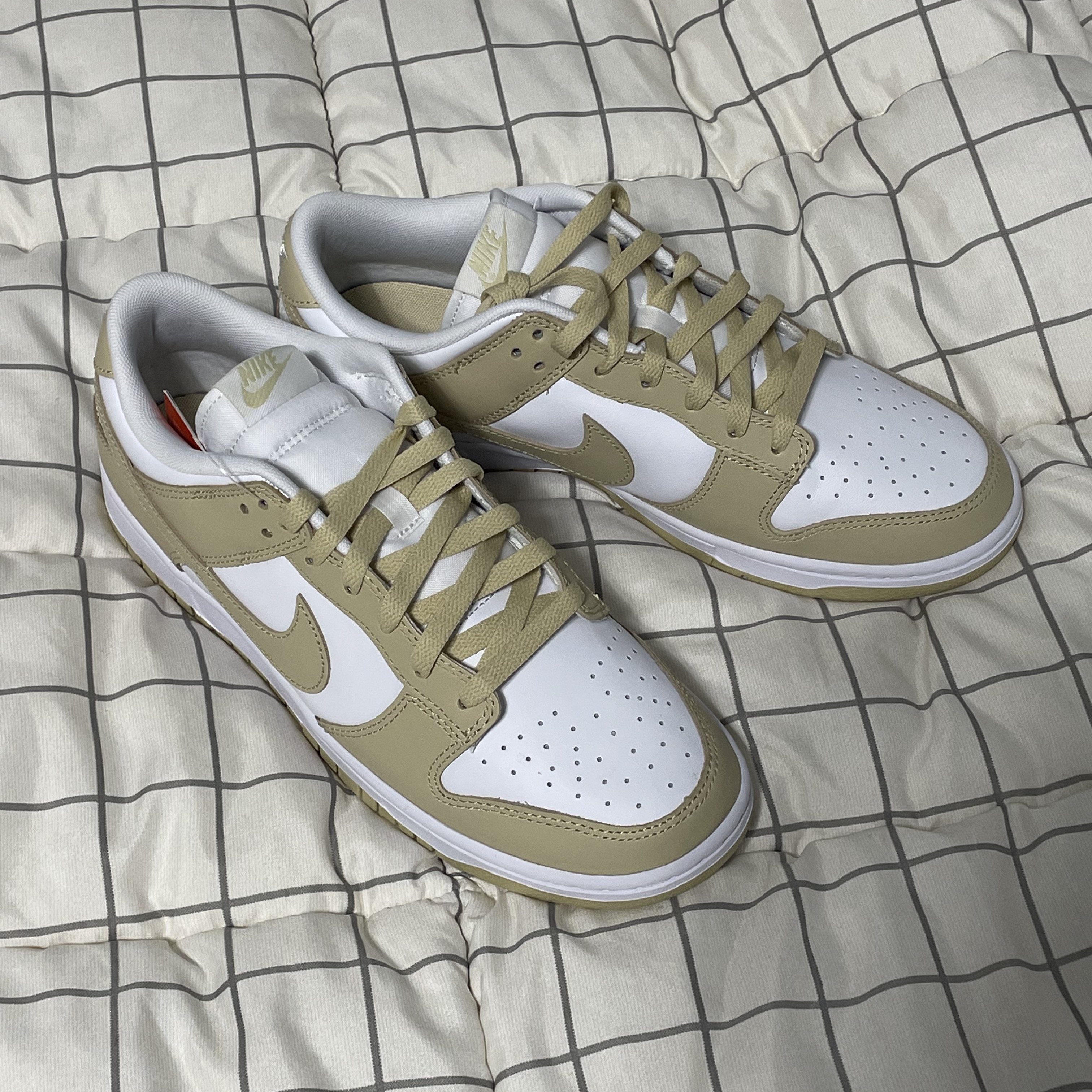 Nike Dunk Low Team Gold and White 착용 스타일 - 1