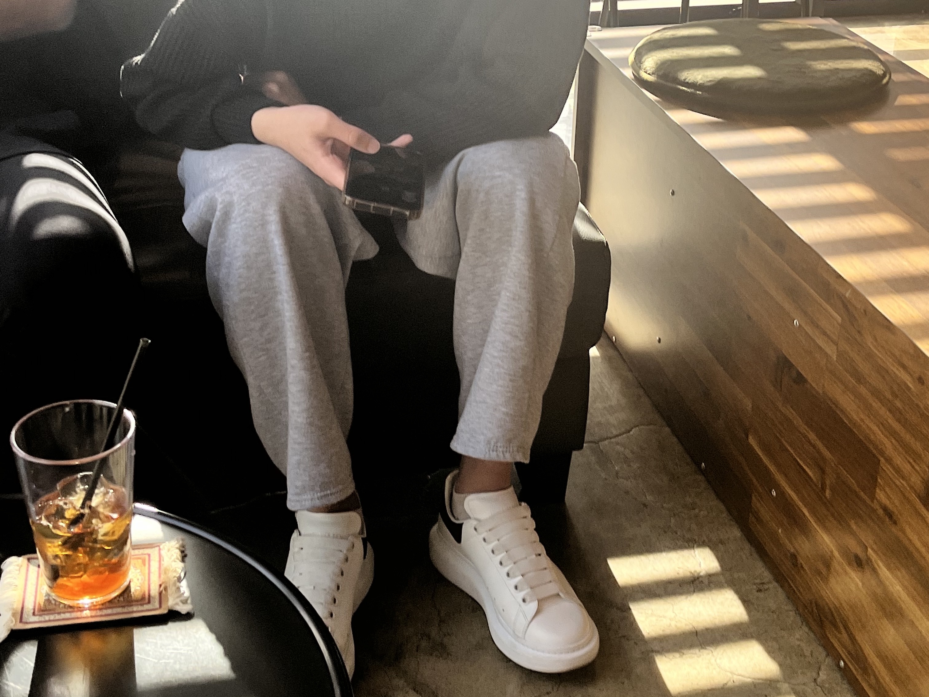 Alexander McQueen Oversized Sneakers White Black 착용 스타일