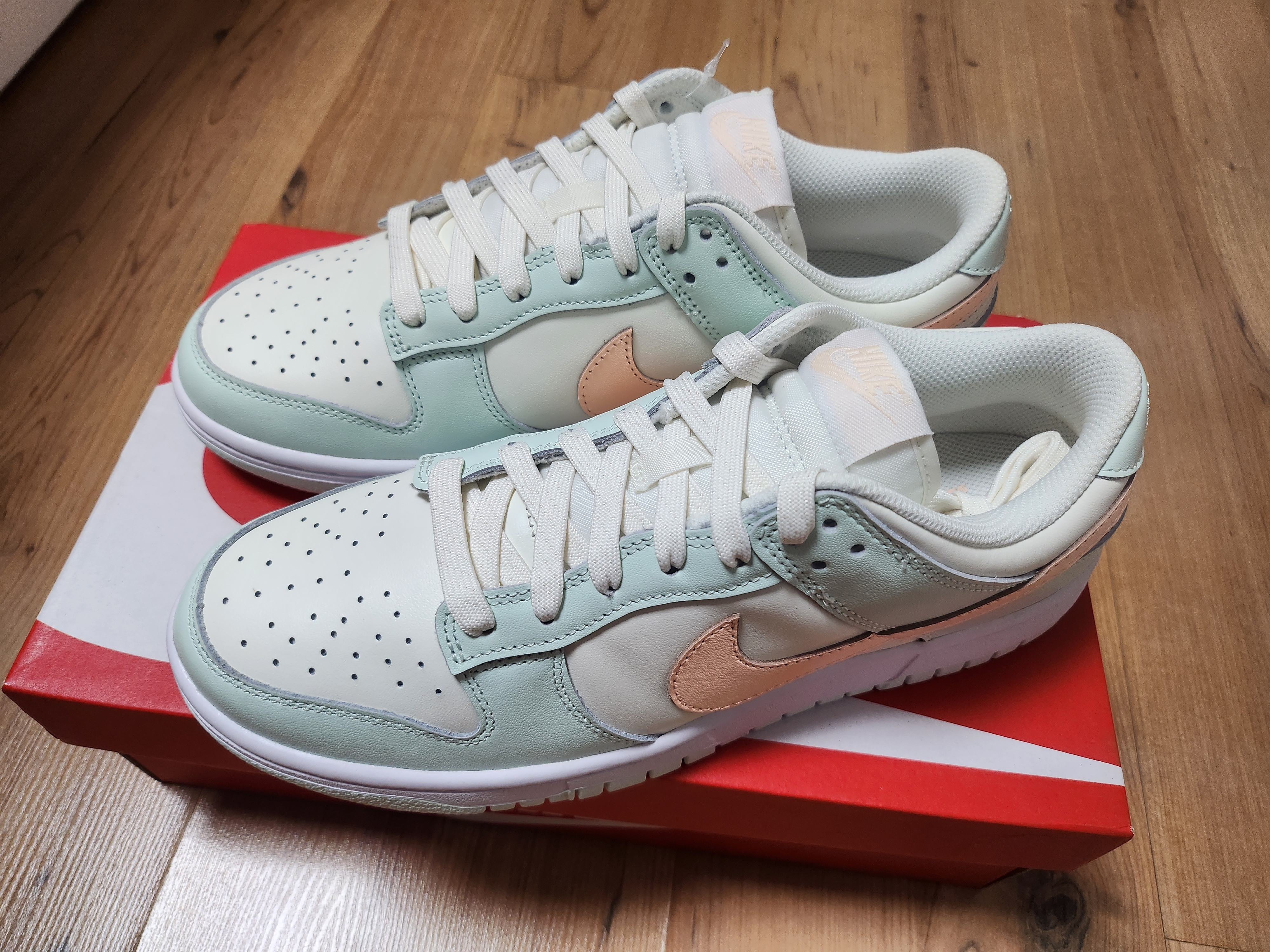 (W) Nike Dunk Low Barely Green 착용 스타일 - 2