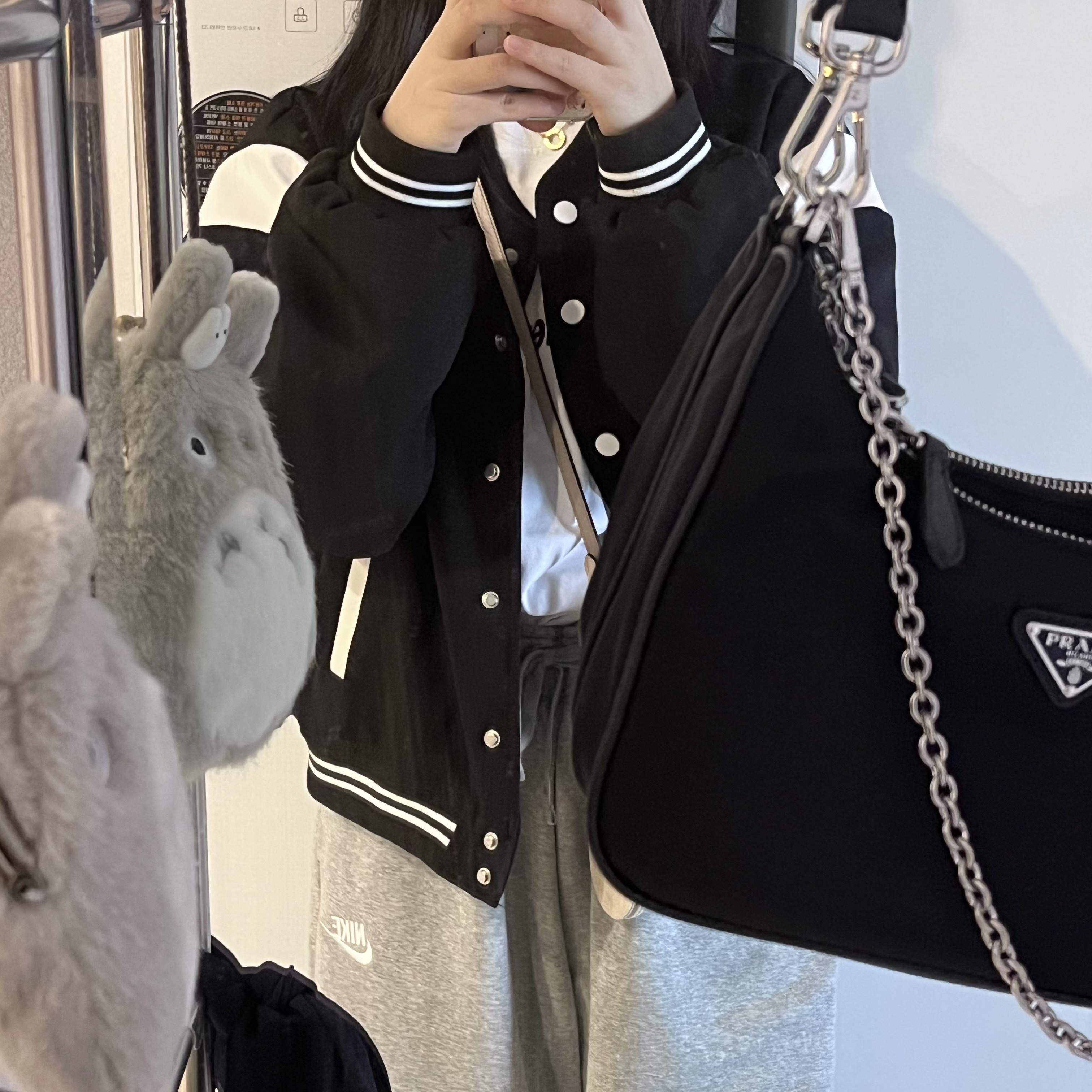 Prada Re-Edition 2005 Re-Nylon Shoulder Bag Black 착용 스타일 - 1