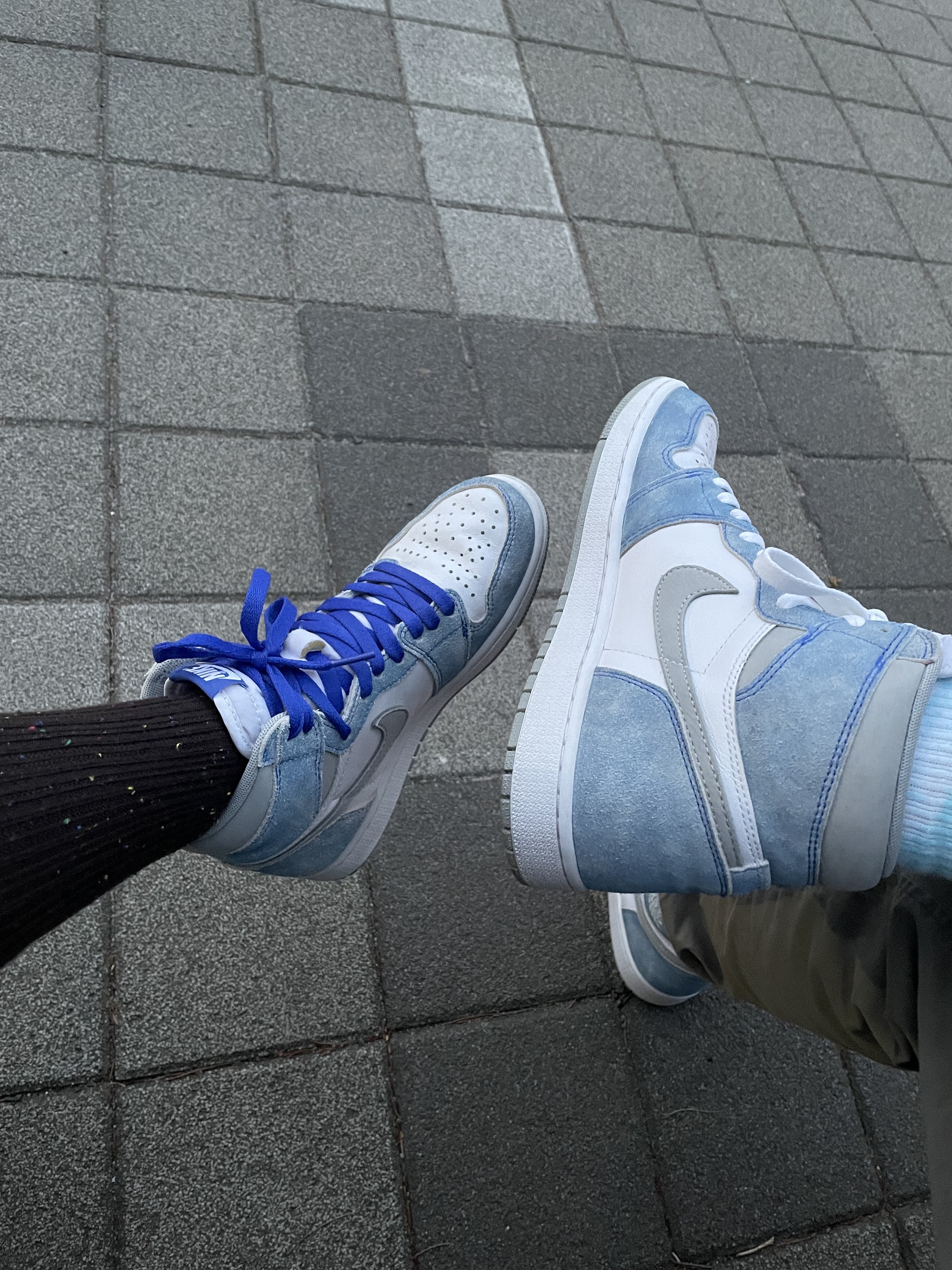 Jordan 1 Retro High OG Hyper Royal 착용 스타일 - 1