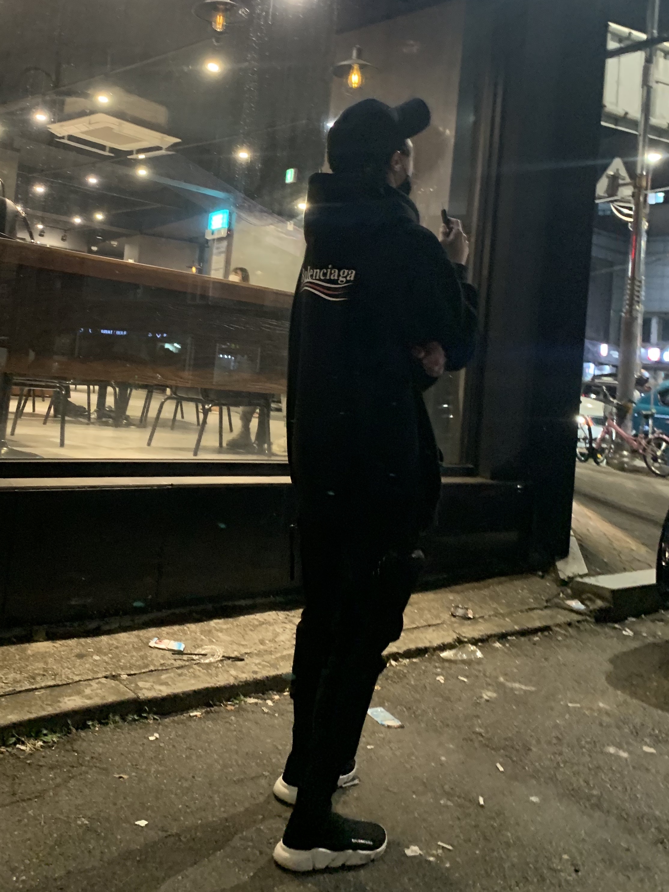 Balenciaga Political Campaign Medium Fit Hoodie Black, Balenciaga Speed Trainer Black White 2018 착용 스타일 - 1