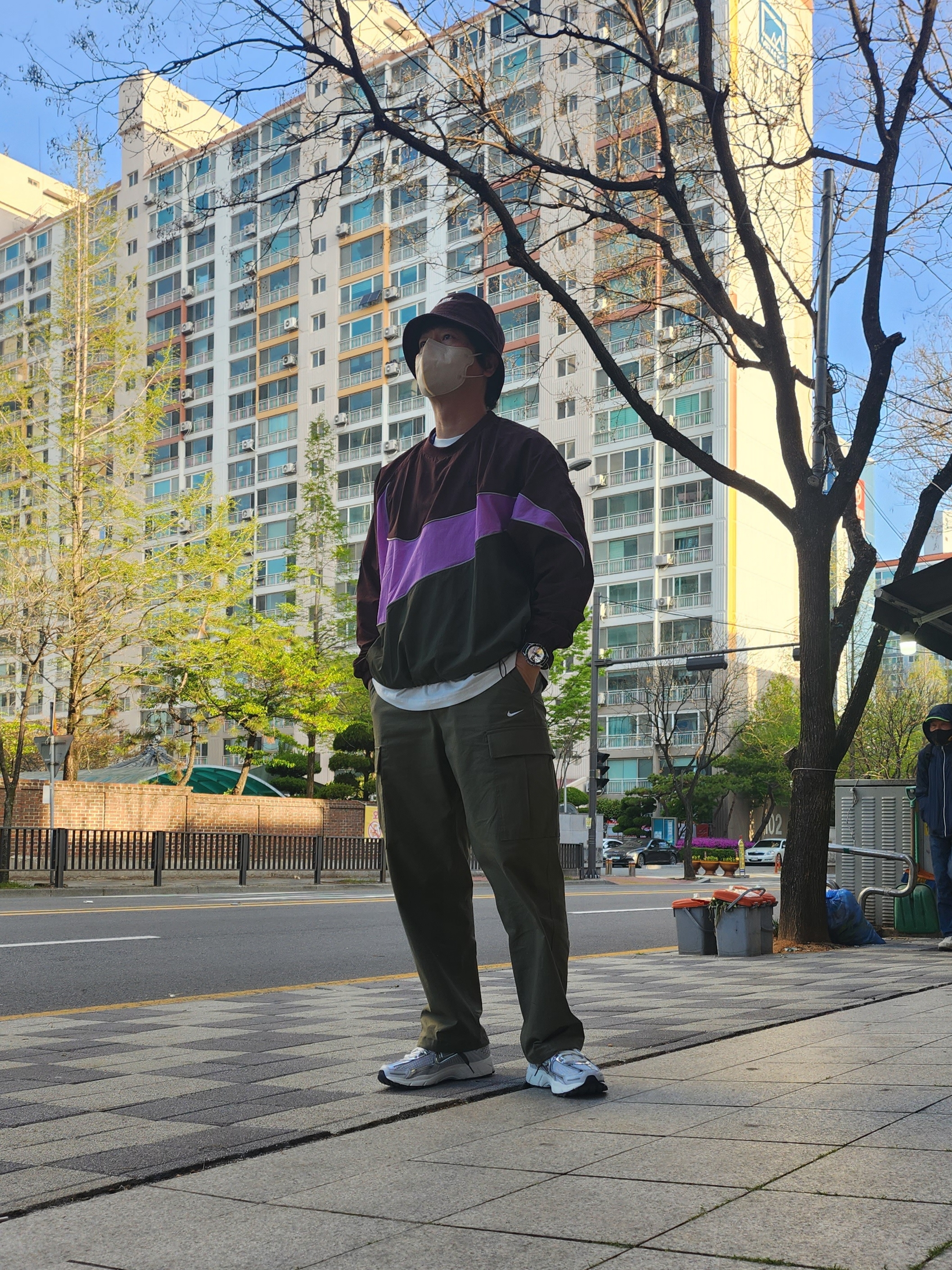 (W) Nike Zoom Vomero 5 Photon Dust and Metallic Silver, Nike SB Kearny Skate Cargo Pants Medium Olive - Asia 착용 스타일