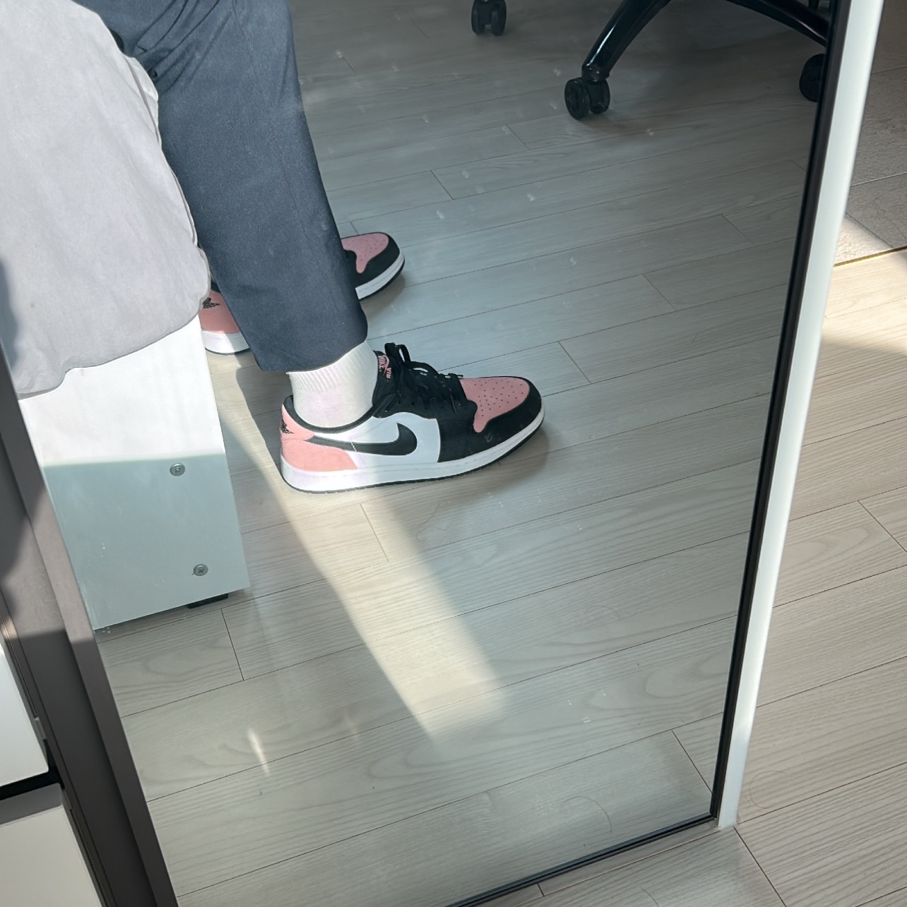 Jordan 1 Retro Low OG Bleached Coral 착용 스타일 - 2