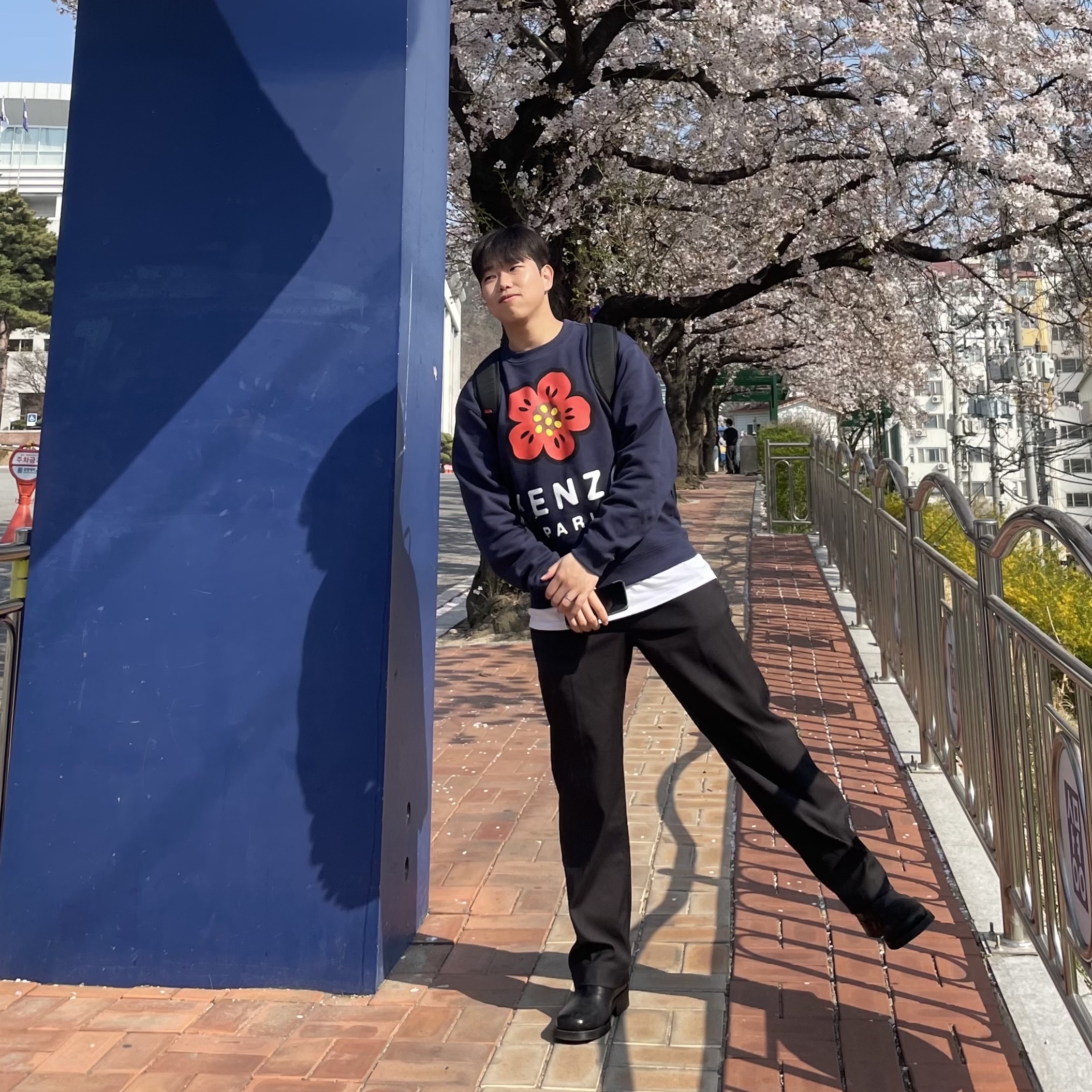 Kenzo Boke Flower Sweatshirt Midnight Blue, Our Legacy Camion Boot Black 착용 스타일