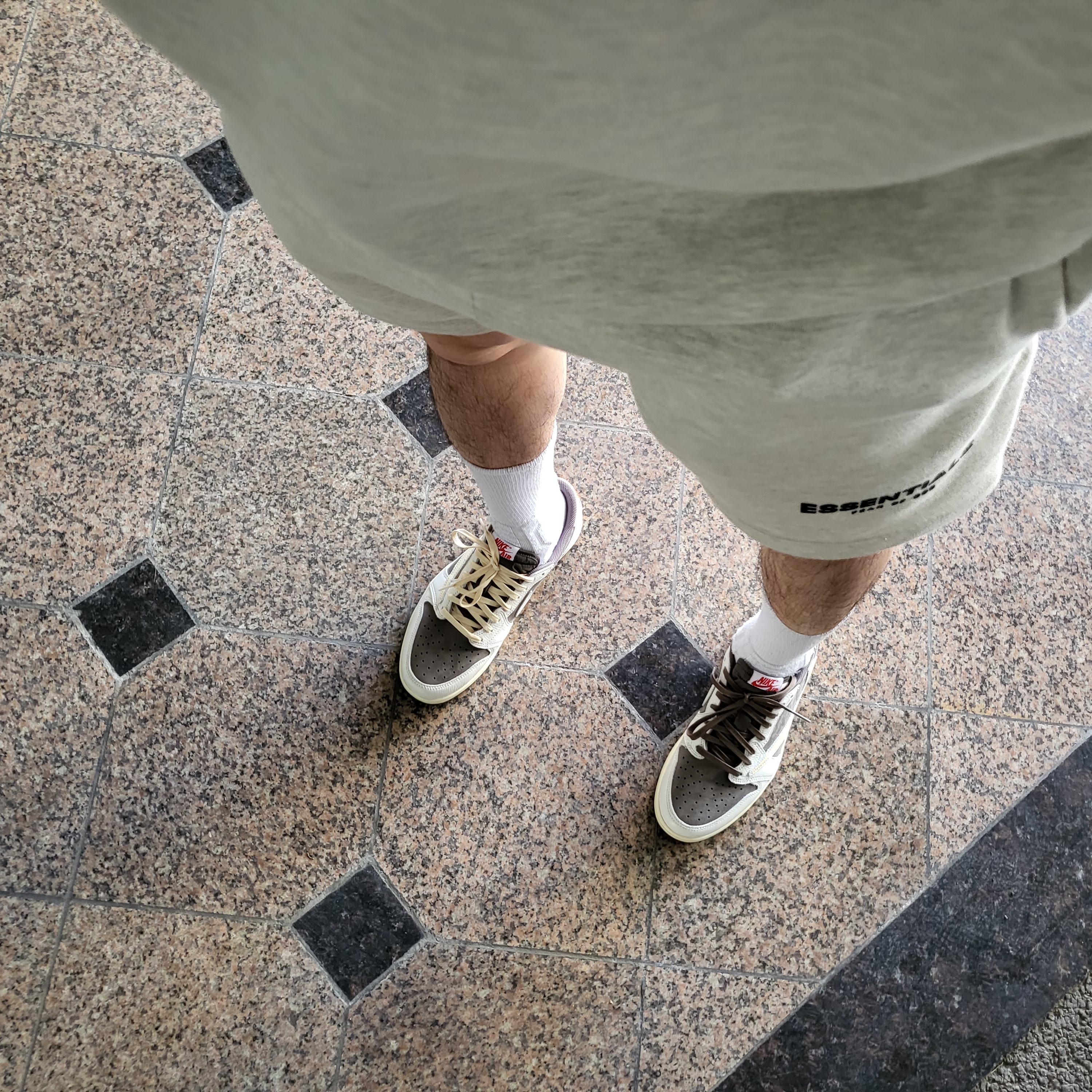 Jordan 1 x Travis Scott Retro Low OG SP Sail and Ridgerock, Essentials The Core Collection Crewneck Sweatshirt Light Oatmeal 착용 스타일 - 1