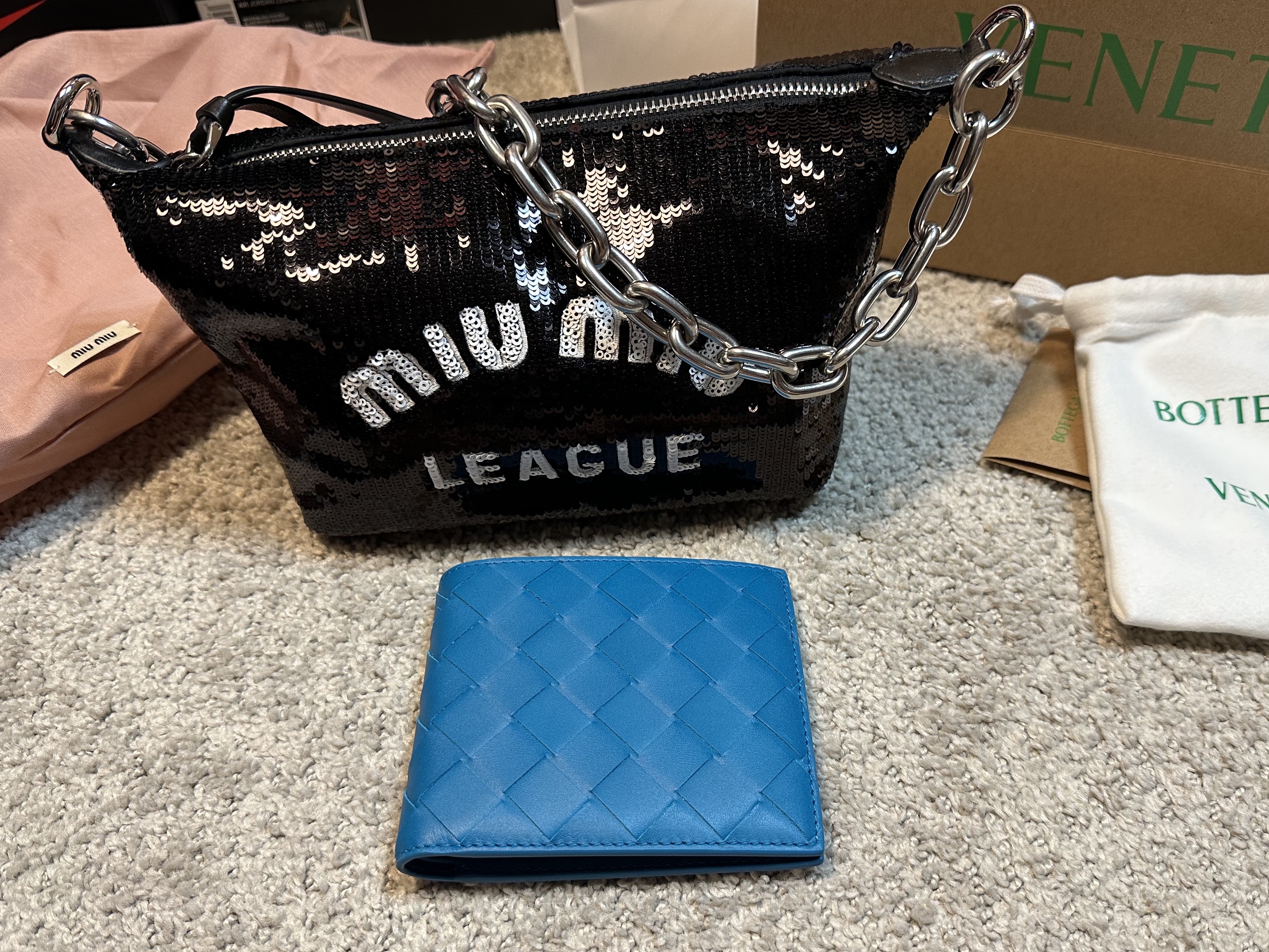 Miu Miu Spirit Sequin Bag Black, Bottega Veneta Bi-Fold Wallet Blueprint 착용 스타일 - 1