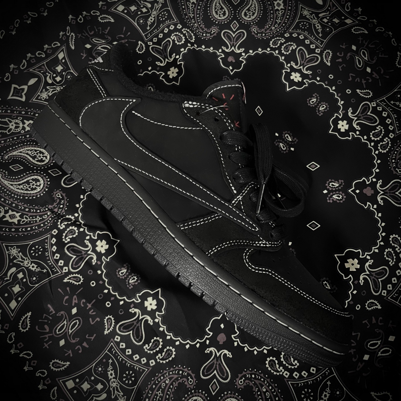 Jordan 1 x Travis Scott Retro Low OG SP Black Phantom 착용 스타일