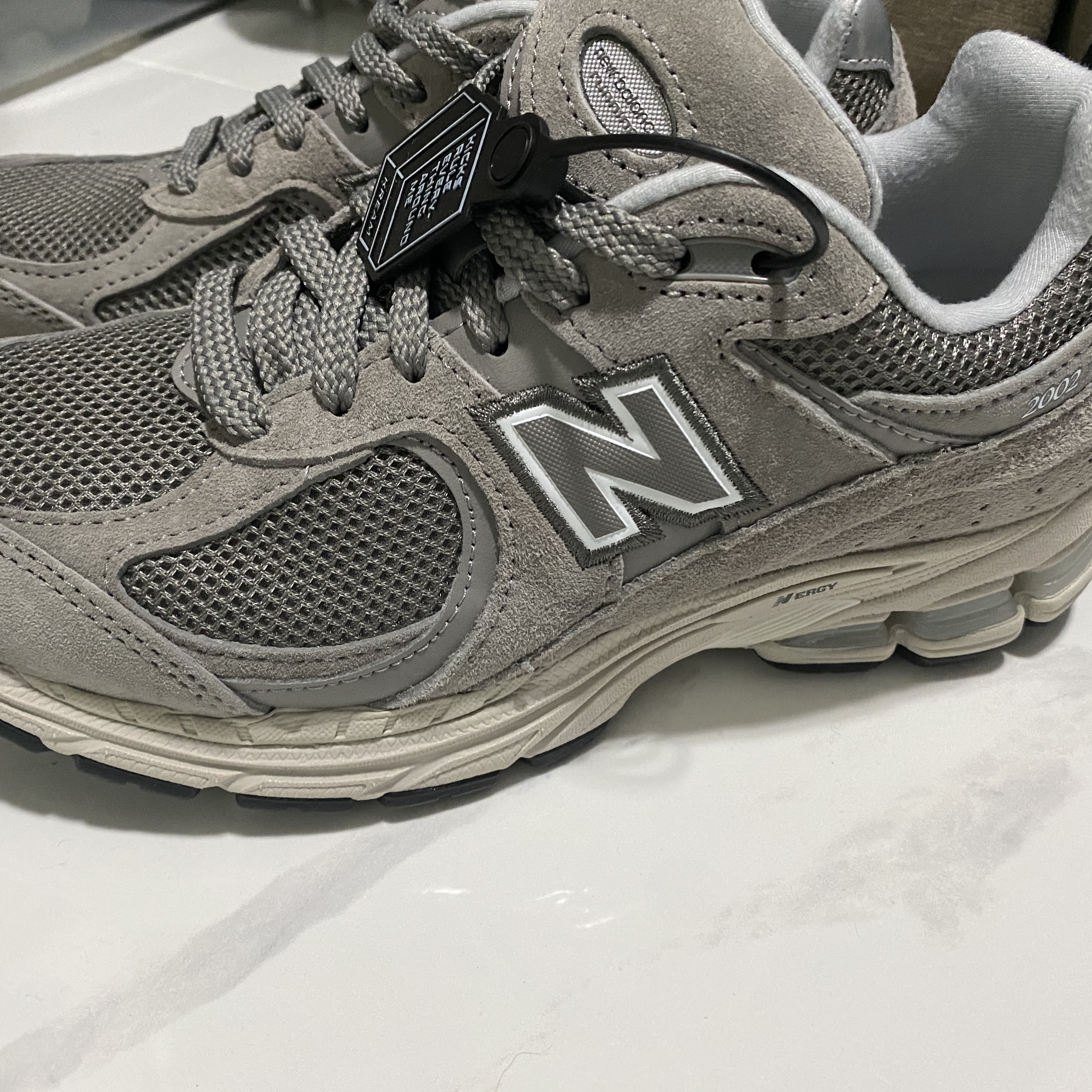 New Balance 2002R Grey 착용 스타일