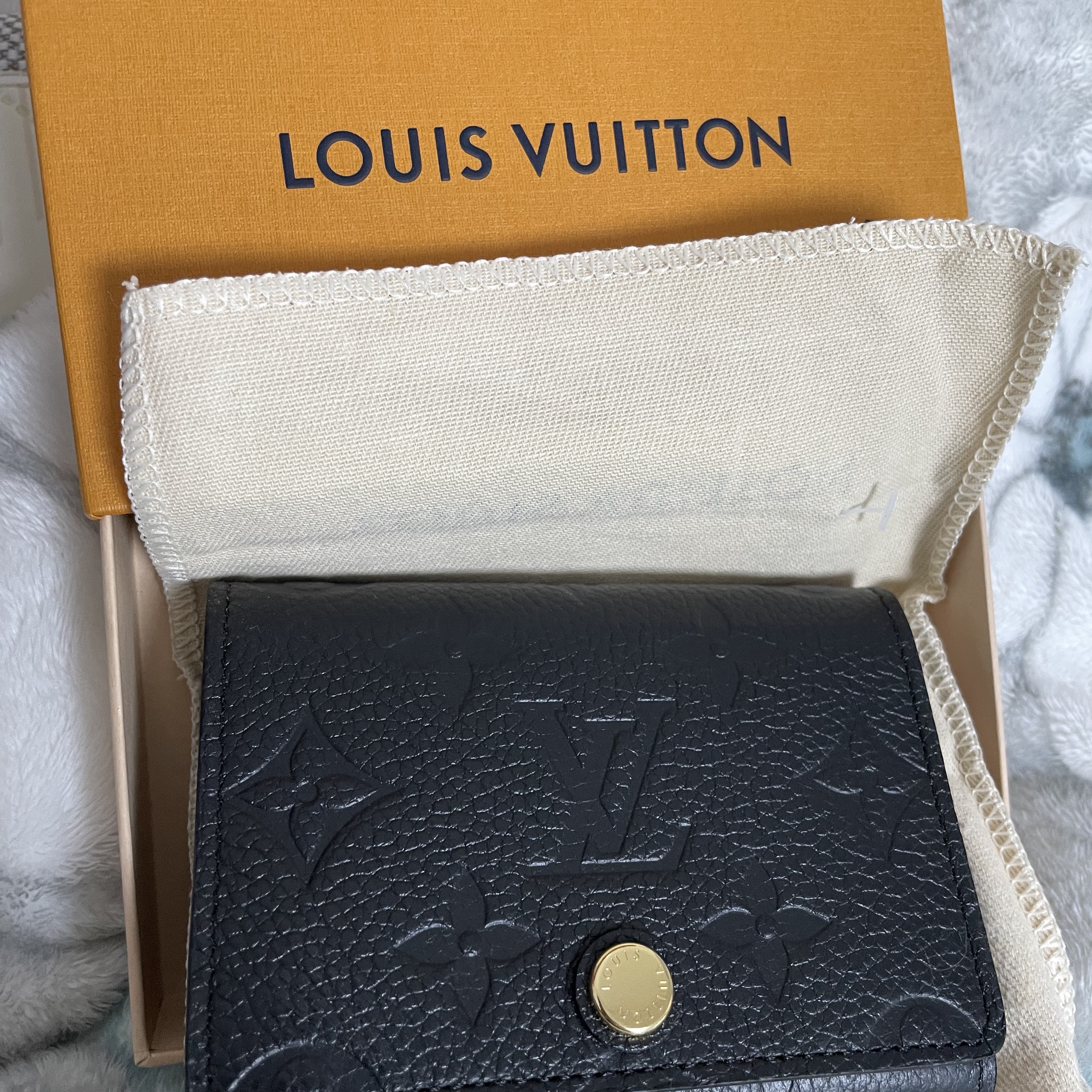 Louis Vuitton Business Card Holder Monogram Embossed Leather Black 착용 스타일