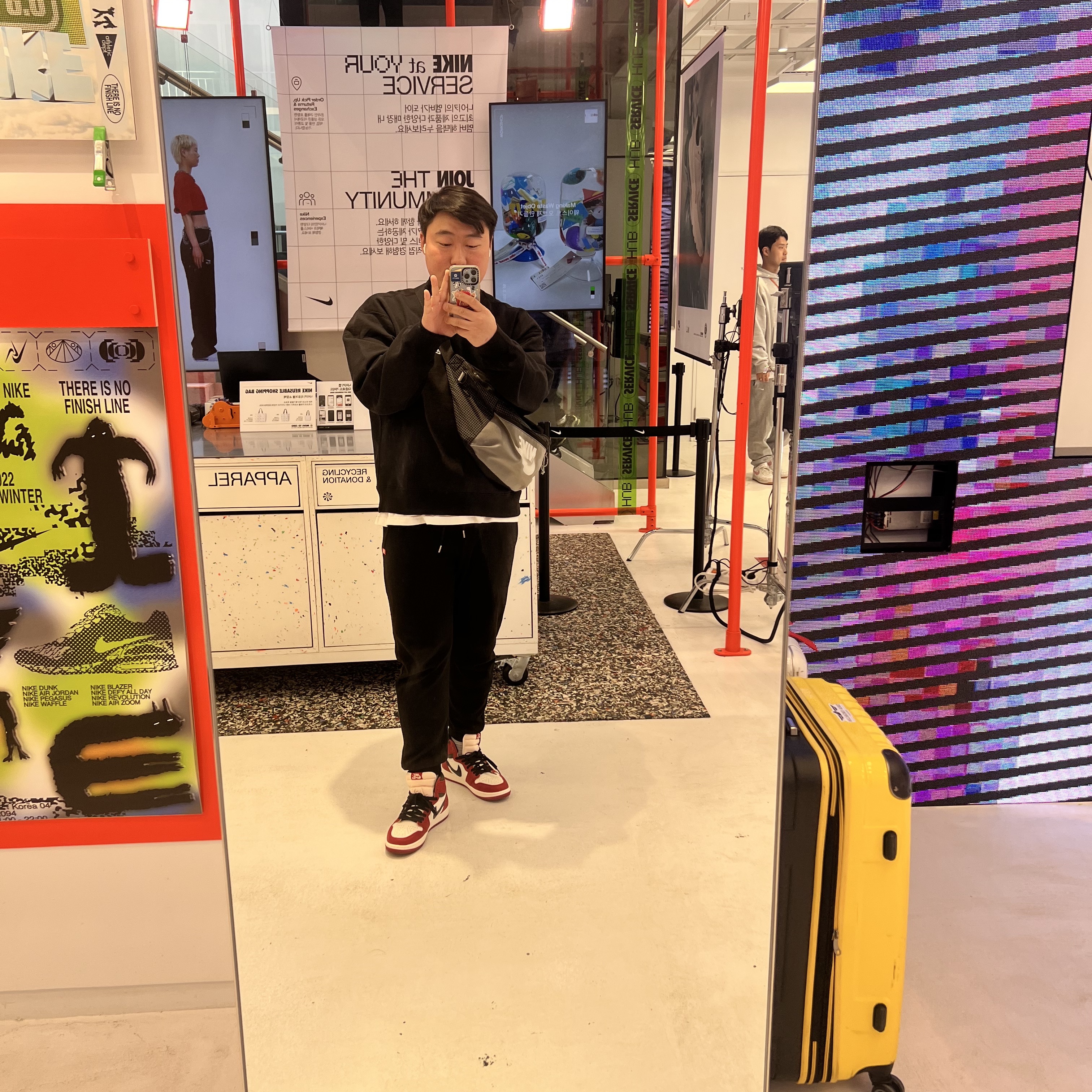 Nike x Stussy NRG Washed Fleece Crewneck Black (DO5310-010), Jordan 1 Retro High OG Chicago 2022 착용 스타일 - 1