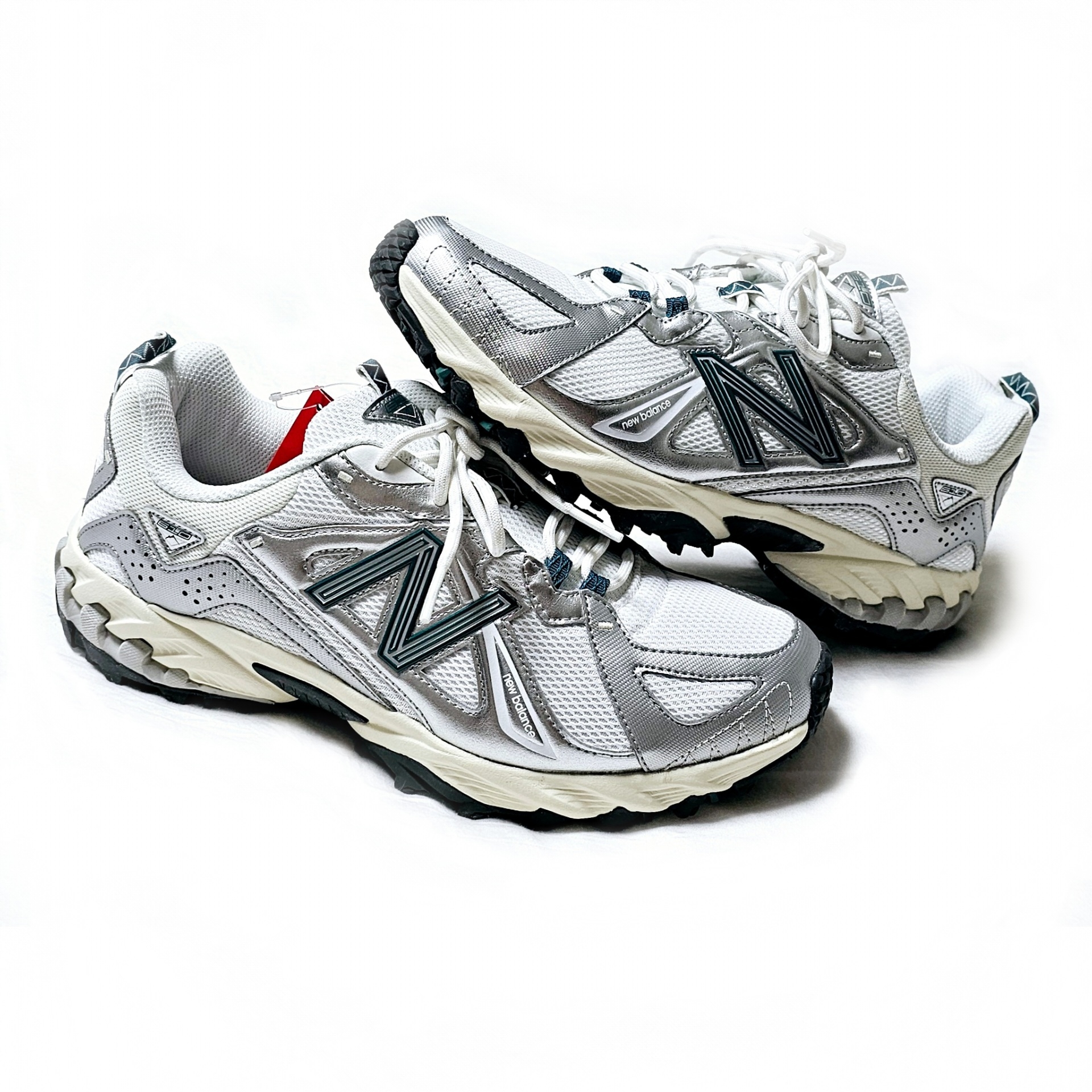 New Balance ML610T Metallic Silver - D Standard 착용 스타일 - 2
