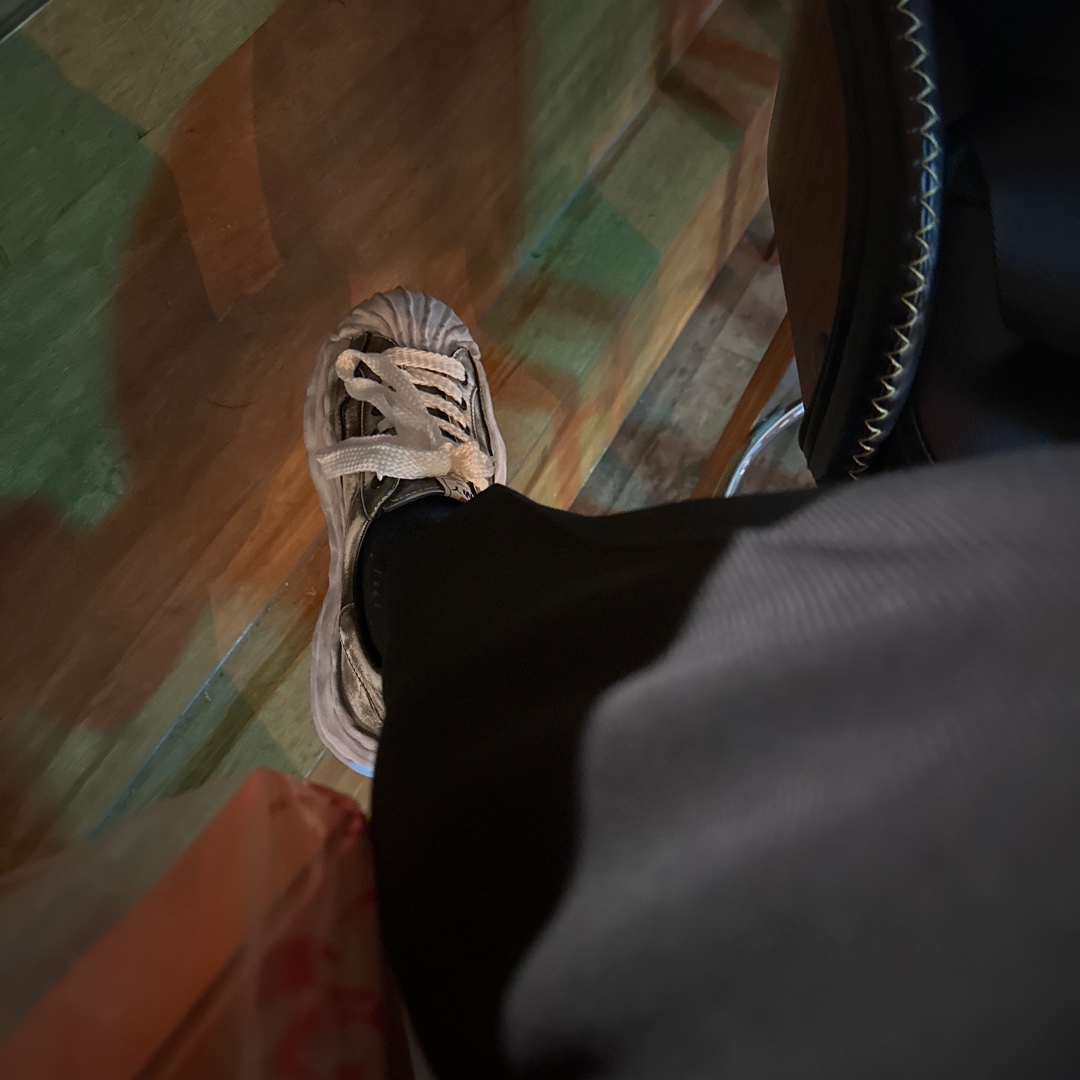 Maison Mihara Yasuhiro Blakey OG Sole Brushed Patent Low-top Sneakers White 착용 스타일