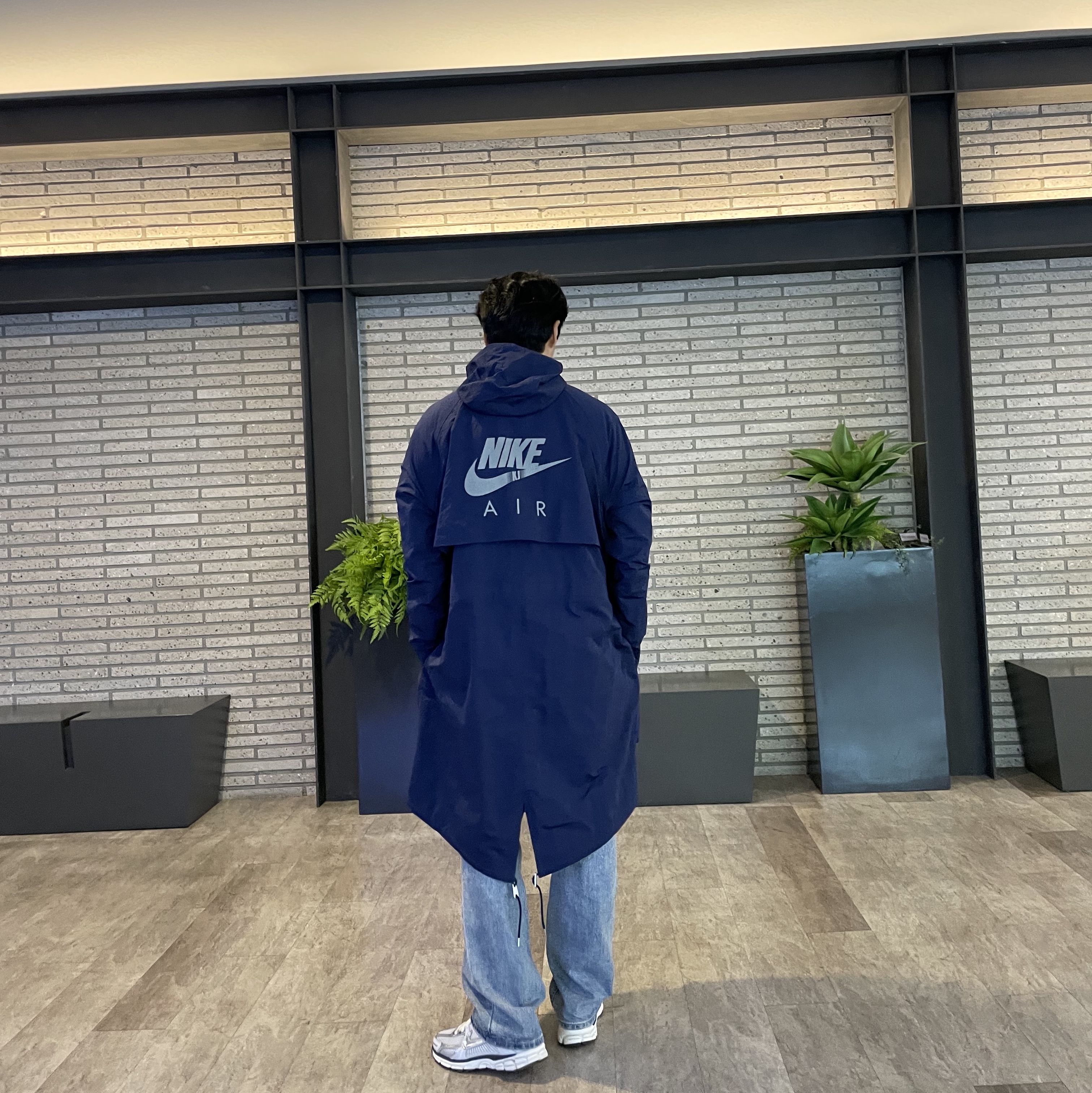Nike x Kim Jones Reversible Parka Navy - Asia, (W) Nike Zoom Vomero 5 Photon Dust and Metallic Silver 착용 스타일 - 1