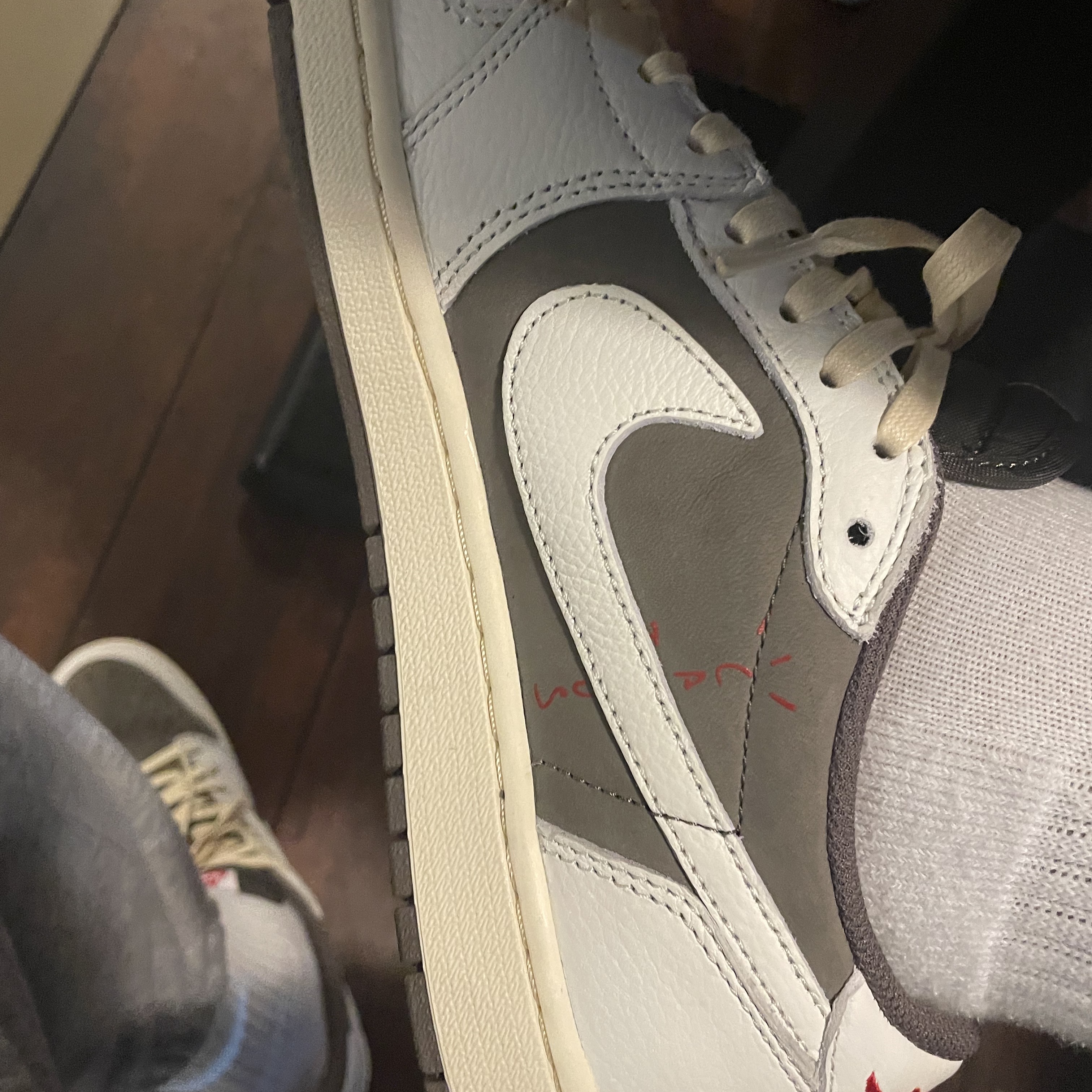 Jordan 1 x Travis Scott Retro Low OG SP Sail and Ridgerock 착용 스타일
