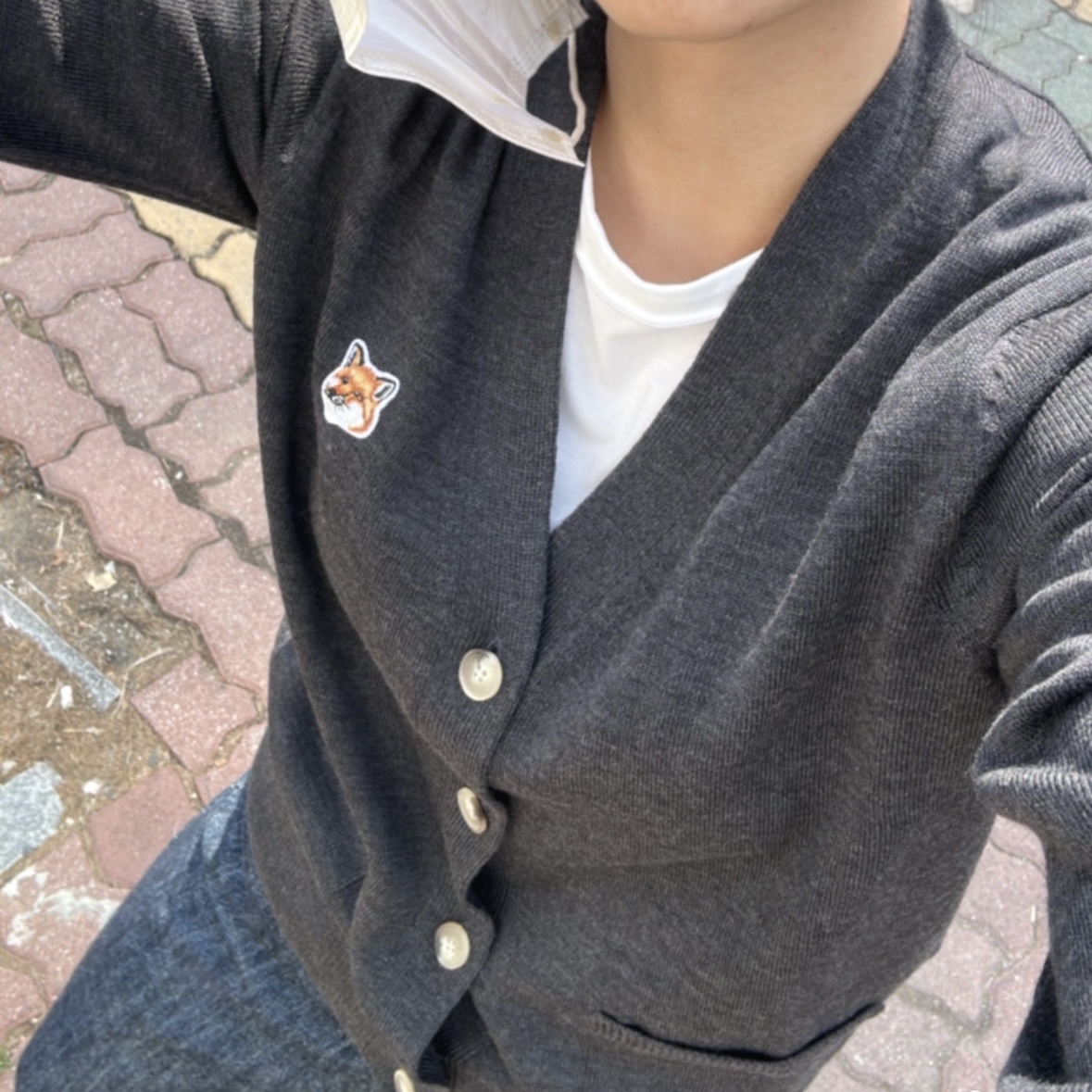 Maison Kitsune Fox Head Patch Classic Cardigan Anthracite Melange 착용 스타일