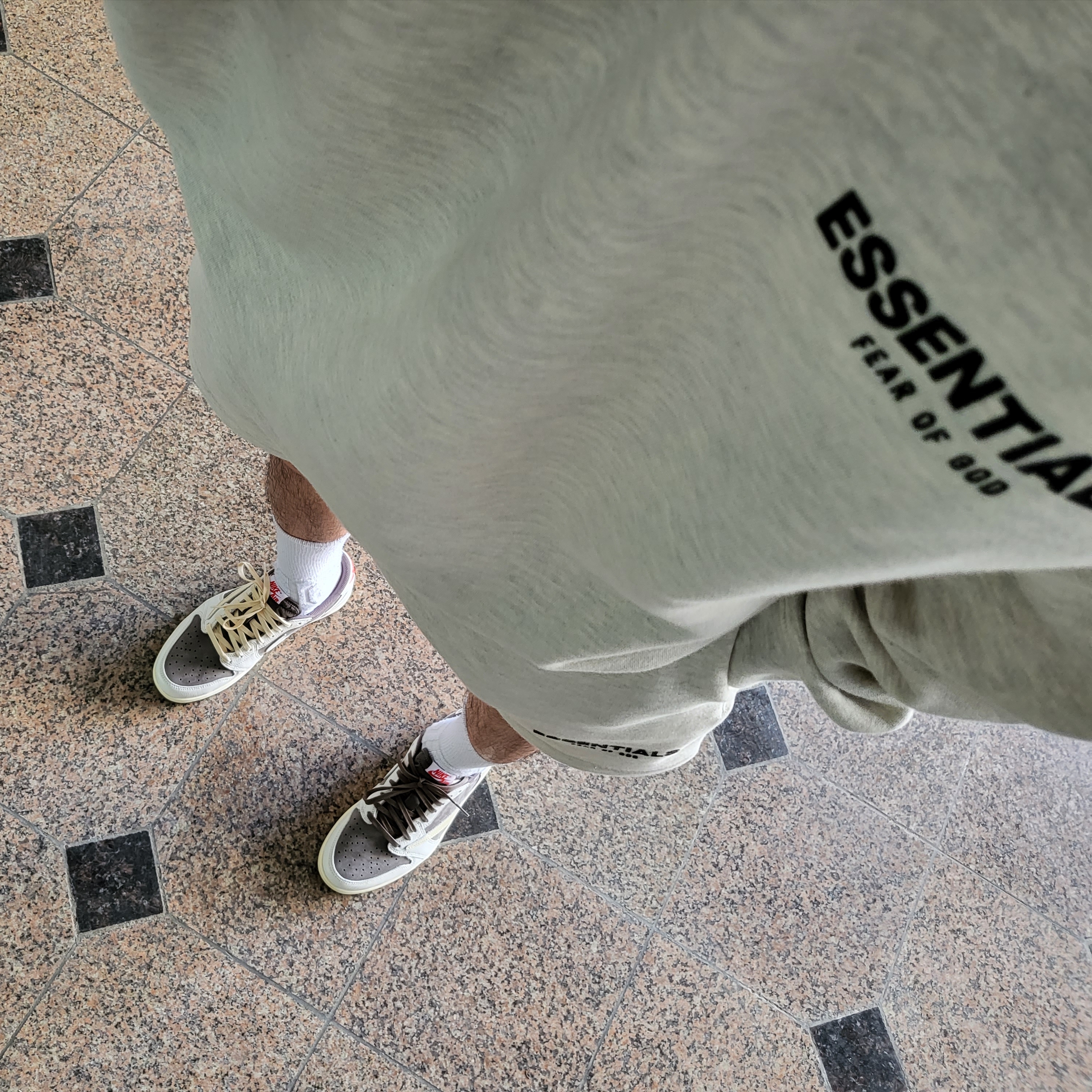 Jordan 1 x Travis Scott Retro Low OG SP Sail and Ridgerock, Essentials The Core Collection Crewneck Sweatshirt Light Oatmeal 착용 스타일 - 2