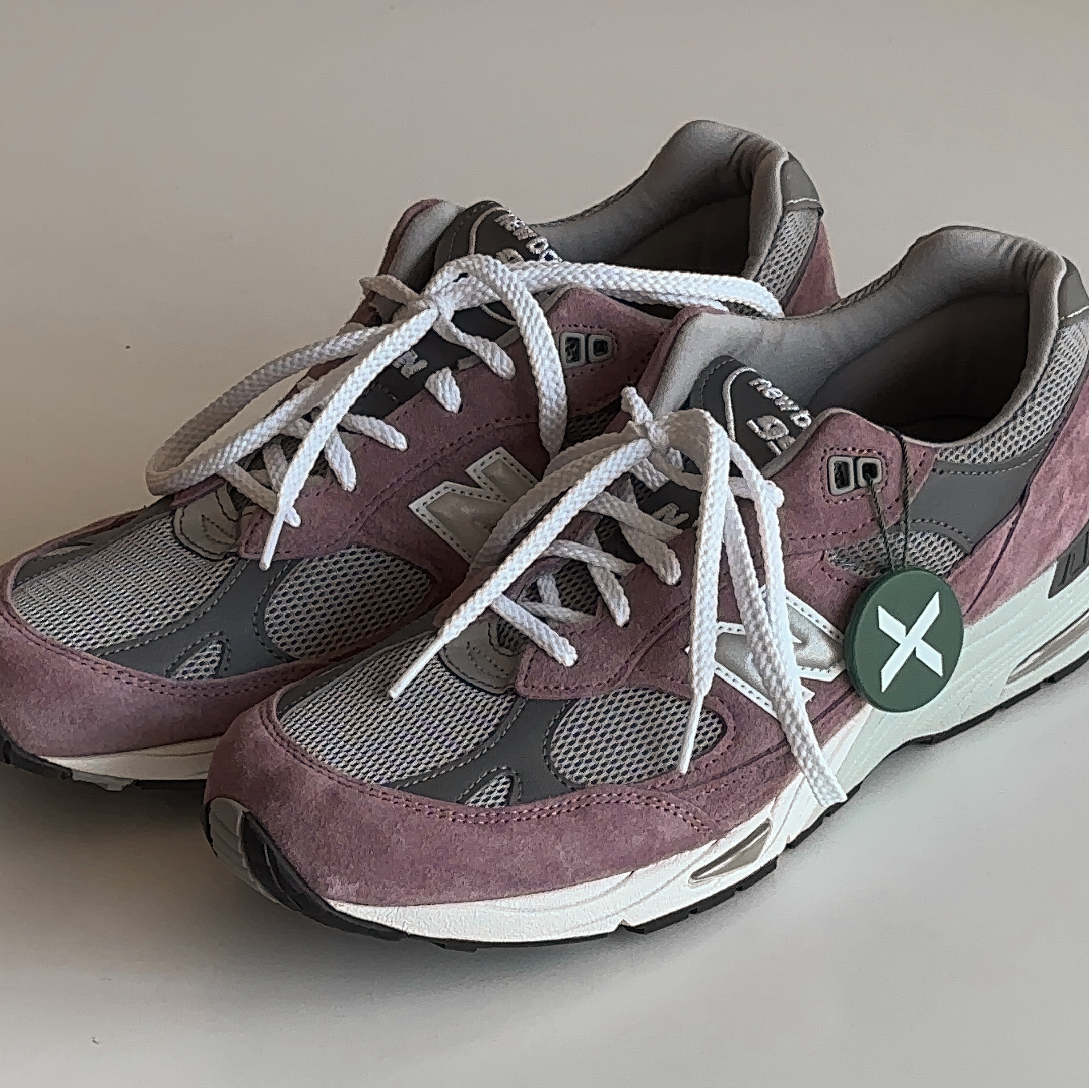 New Balance 991 Made in UK Pink Grey 착용 스타일 - 1