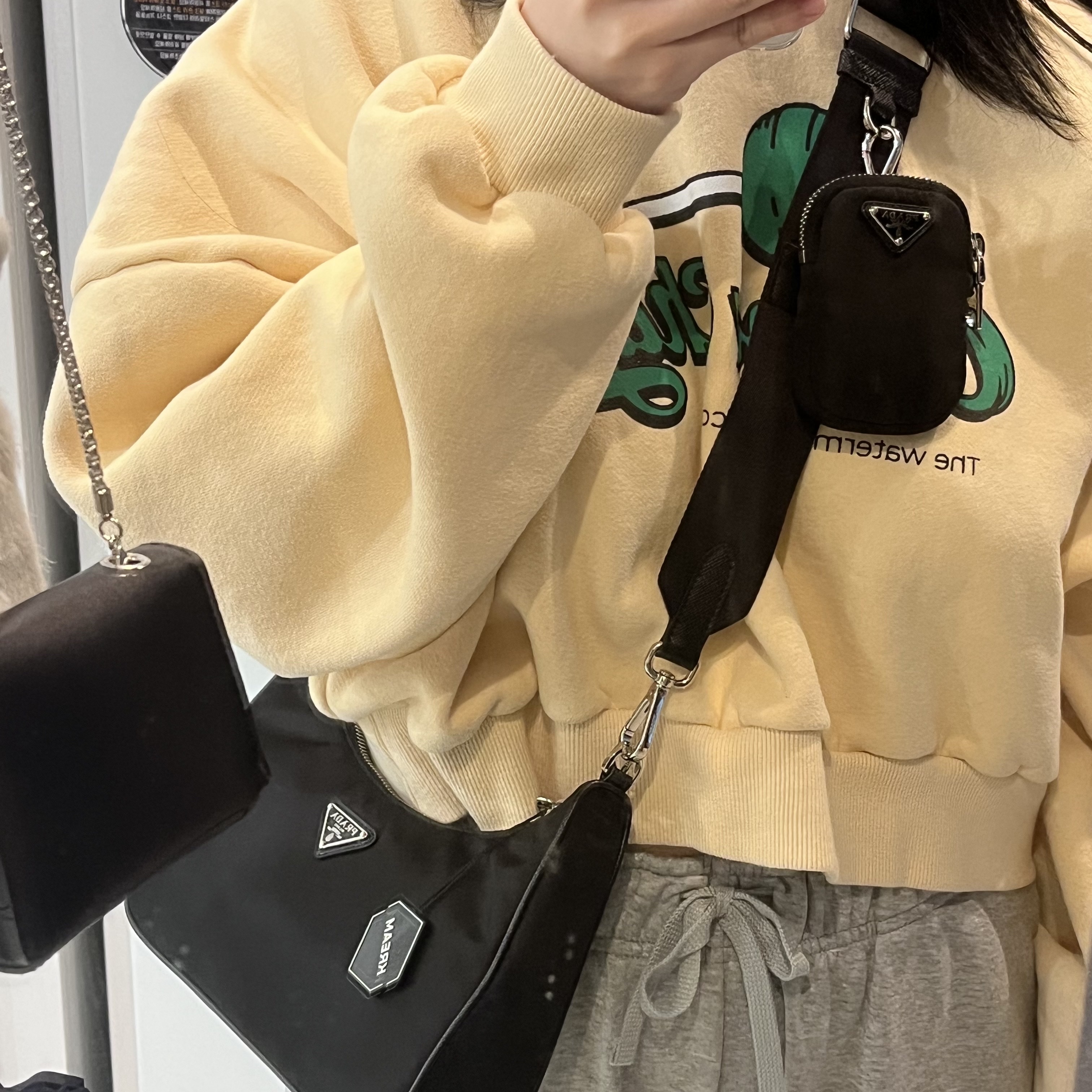Prada Re-Edition 2005 Re-Nylon Shoulder Bag Black 착용 스타일 - 2
