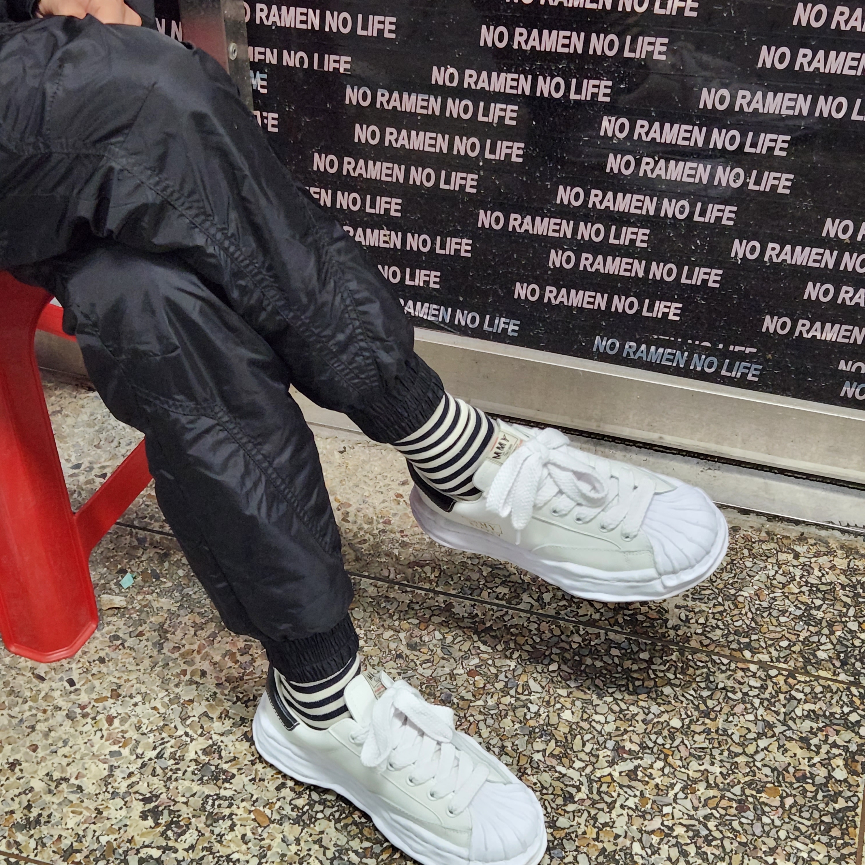 Maison Mihara Yasuhiro Blakey OG Sole Leather Low-top Sneakers White 착용 스타일 - 3