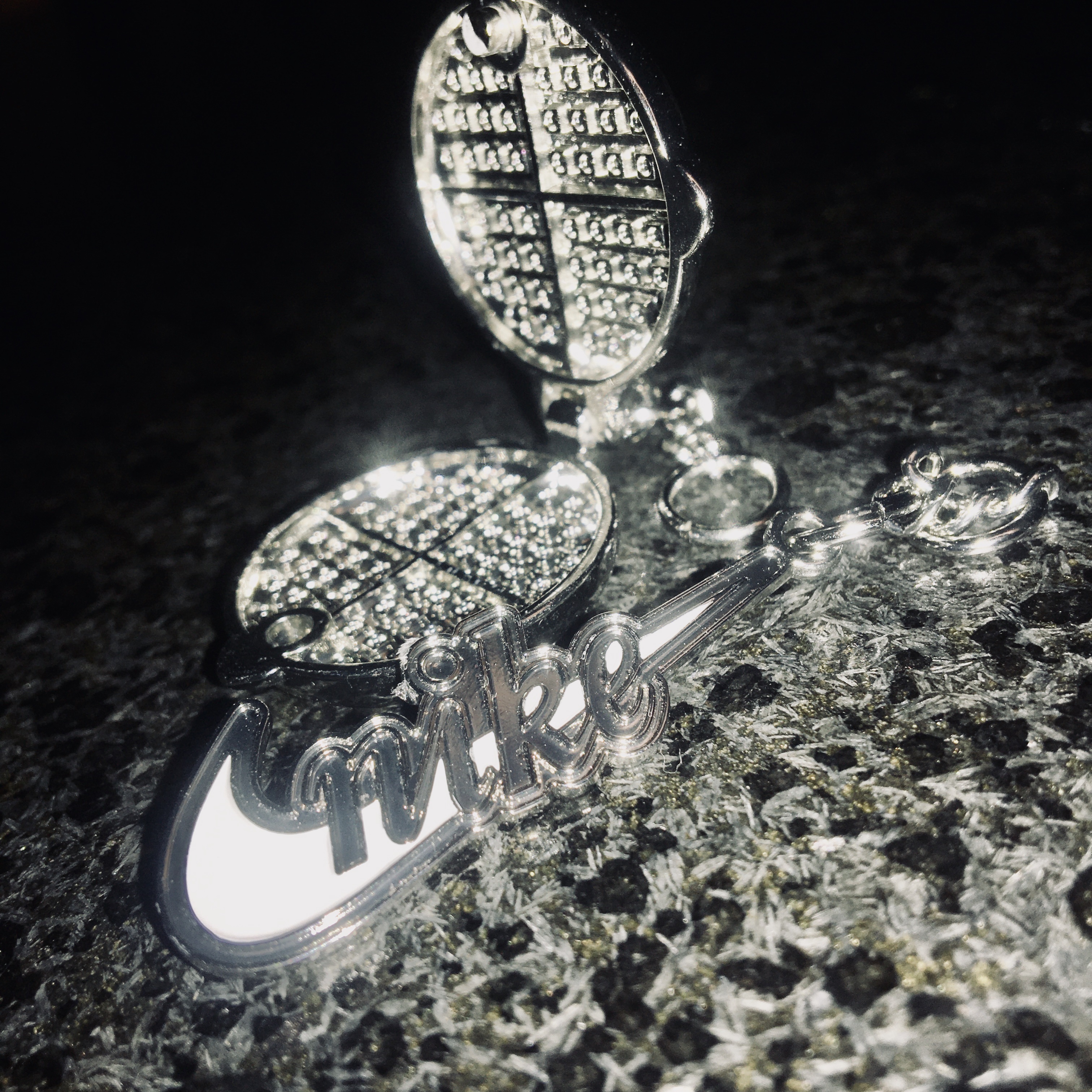 Nike 50th Anniversary Special Keyring Set 착용 스타일 - 3