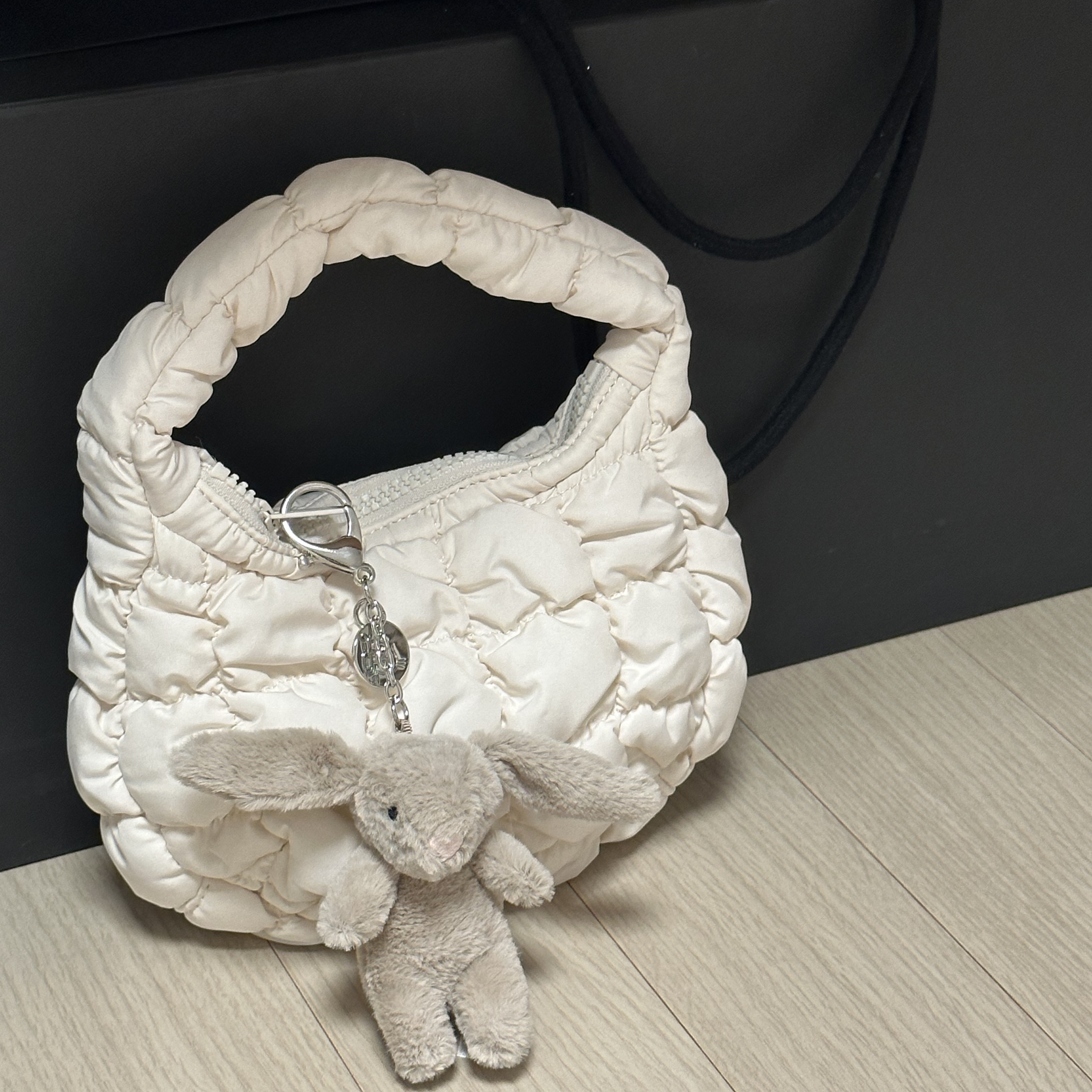 COS Quilted Micro Bag Off White 착용 스타일