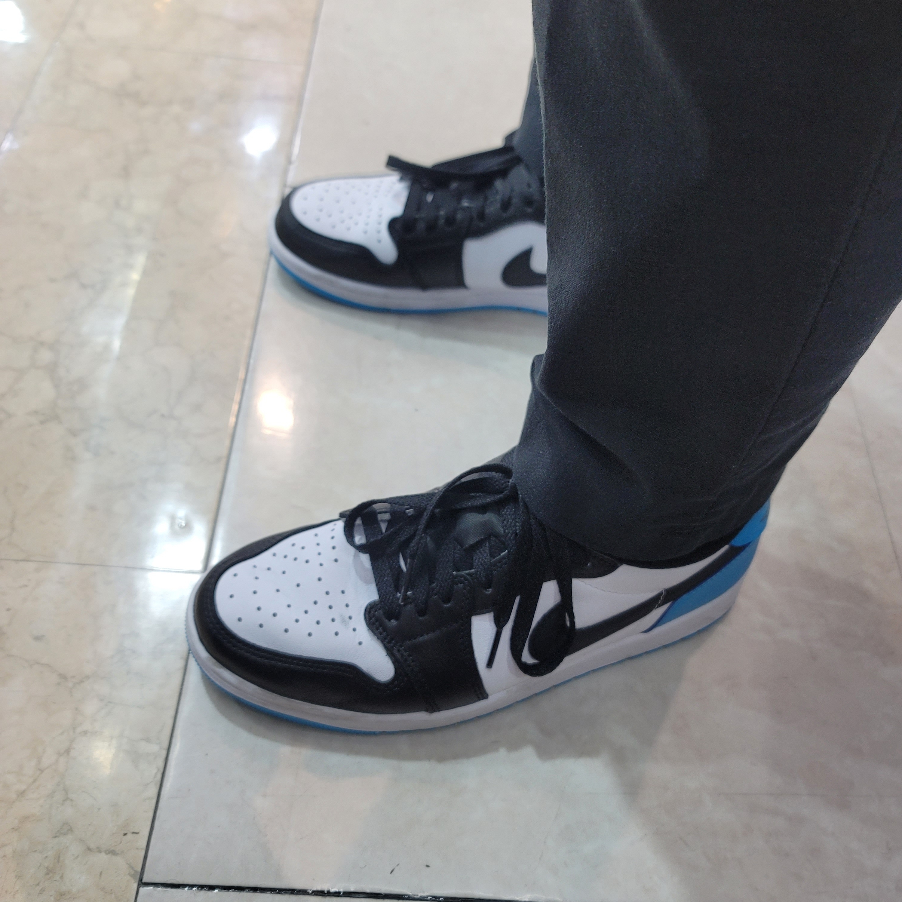 Jordan 1 Retro Low OG Black and Dark Powder Blue 착용 스타일
