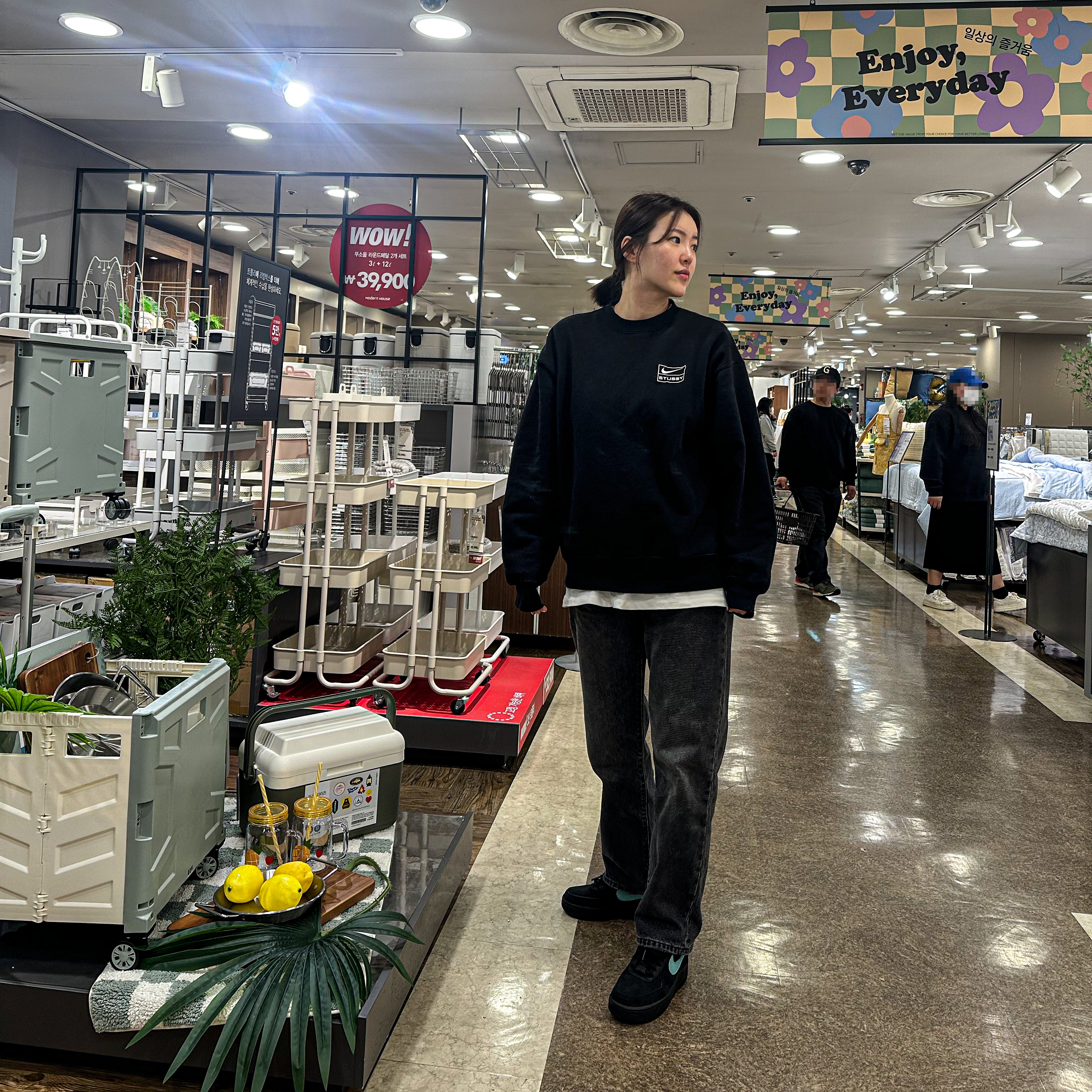 Nike x Stussy NRG Washed Fleece Crewneck Black (DO5310-010), Nike x Tiffany & Co. Air Force 1 Low SP 1837 착용 스타일 - 1