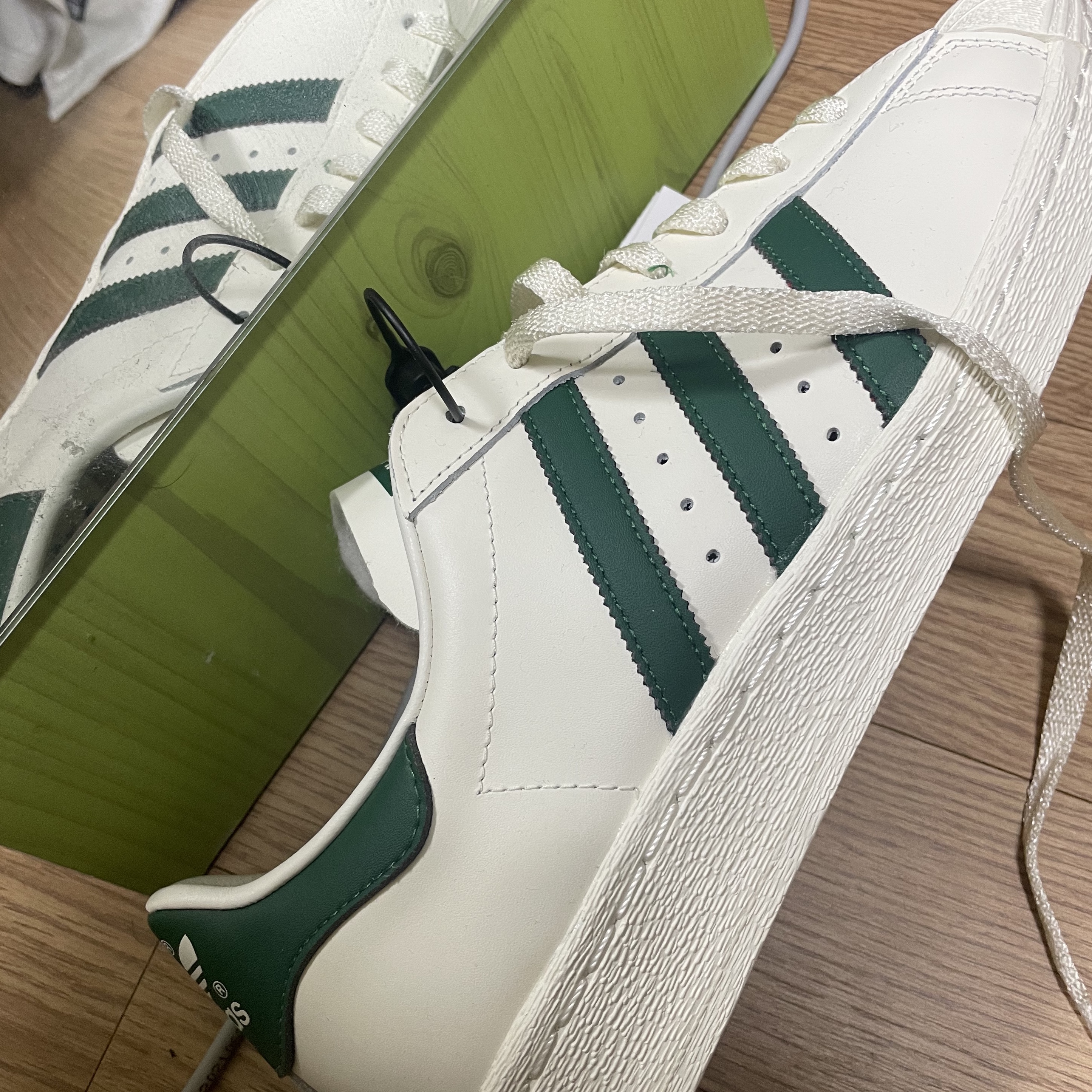 Adidas Superstar 82 Off White Dark Green 착용 스타일