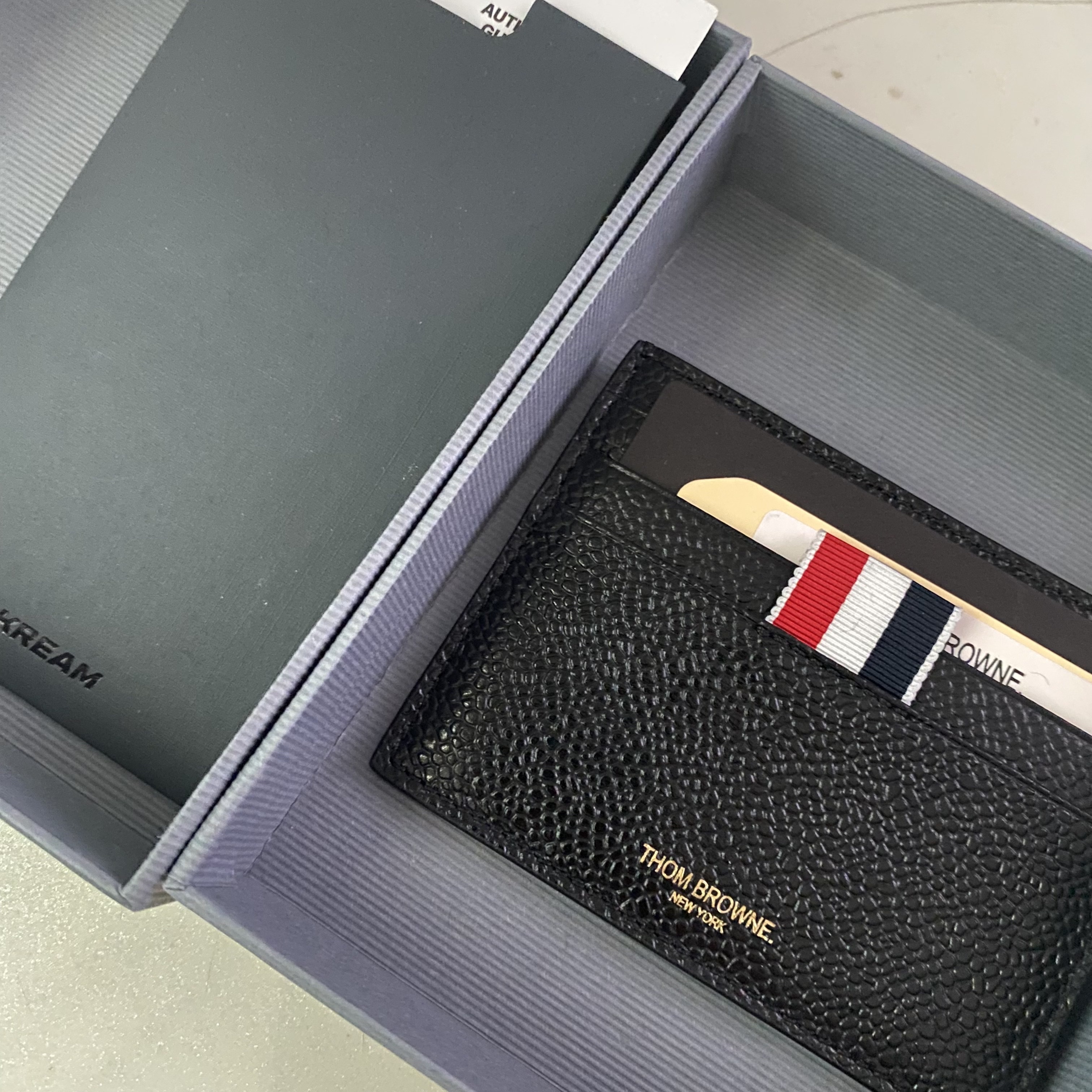 Thom Browne Pebble Grain Leather Stripe Note Compartment Card Holder Black 착용 스타일 - 2