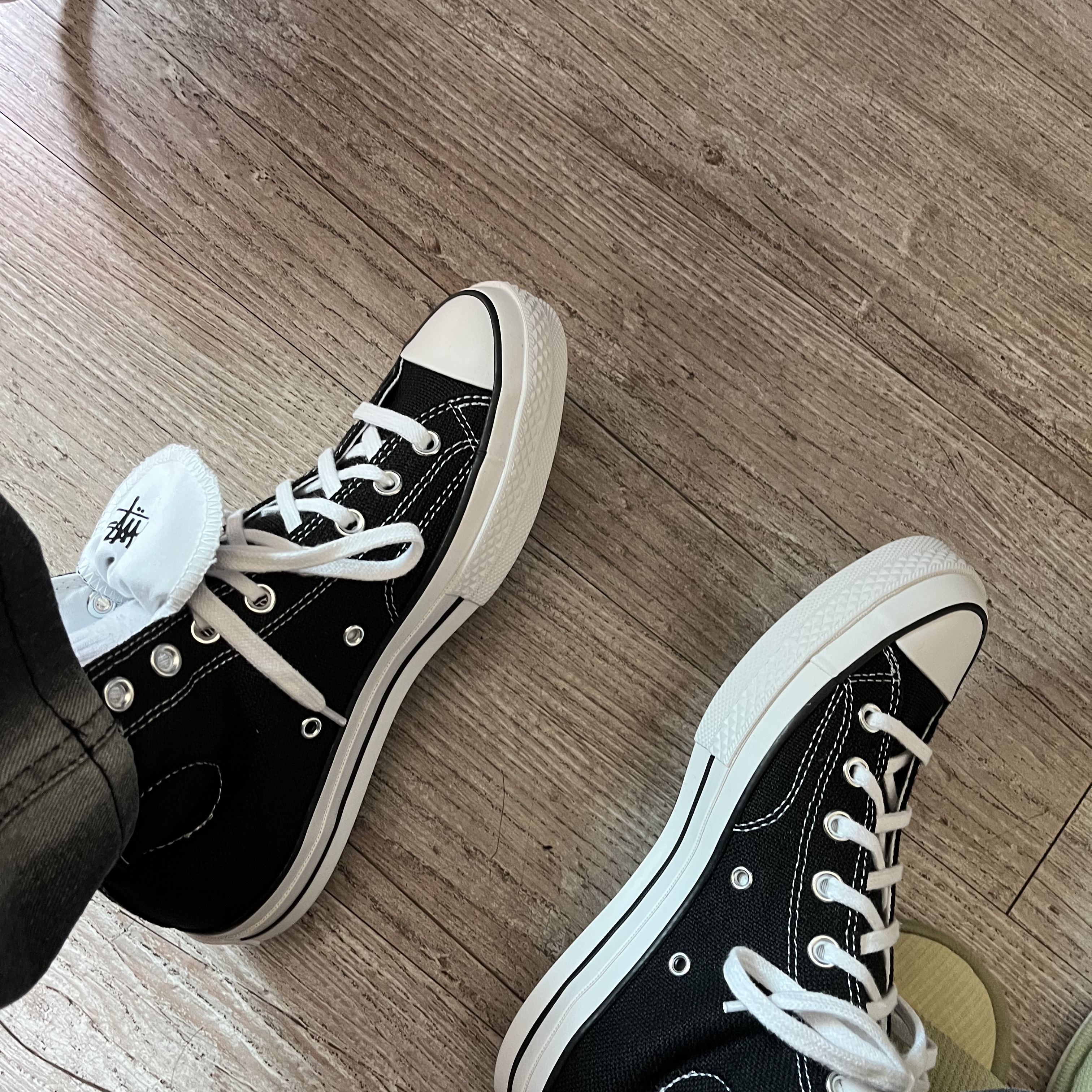 Converse x Stussy Chuck 70 High Black 착용 스타일 - 1