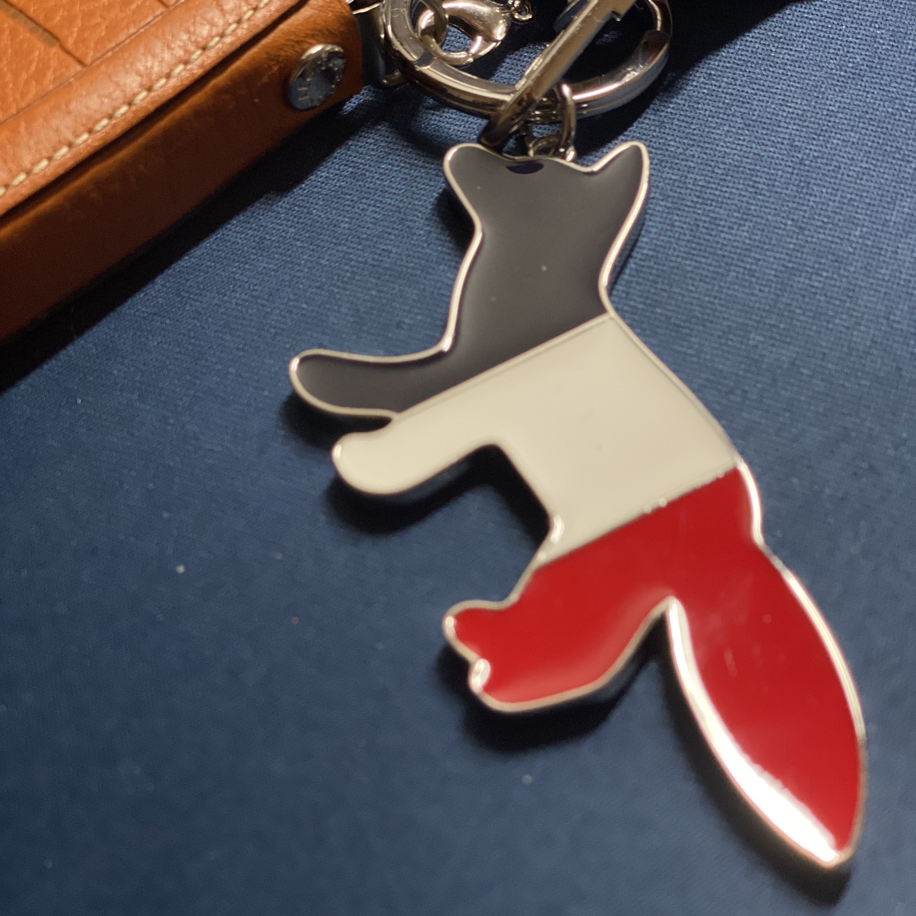 Maison Kitsune Tricolor Fox Metal Keyring Multicolor 착용 스타일